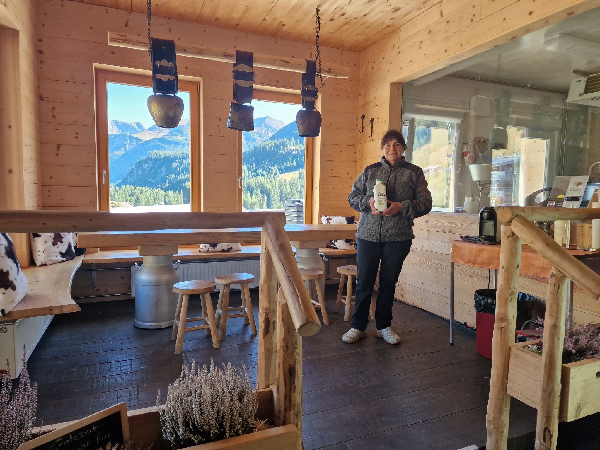 1 Annemarie Kaufmann ist gerne Bäuerin und packt auch gerne selber mit an. 1.1 Biohof Kaufmann in Zug – oberhalb thront der Schafberg. Annemarie Kaufmann freut sich, dass sie ein Familienbetrieb sind. Hier mit Hofhund Leila. 1.2 Detto 2. Die Fleckviehkühe im Laufstall 3. Die Landwirtin mit viel Herzblut ist gerne im Stall und bei ihren Kühen. 4. Die beiden Schwarznasenschafe Susi und Strolchi lassen sich gerne verwöhnen. 5.1. Susi und Strolchi gehören auch zu Annemaries Lieblingen. 6. Auch die Pferde sind neugierig wer auf zu Besuch kommt. 7. Das Bergdorf Zug zeigt sich gerade von seiner schönsten herbstlichen Seite. 8. Für Annemarie Kaufmann ist der Hofladen auch ein zentraler Treffpunkt. 8.1. Der Hofladen bietet für alle etwas. 8.2. detto 9. Der Biohof ist von hohen Bergen umgeben. 10. Ein modernes landwirtschaftliches Gerät - Der Schleppschuh-Gülleverteiler ist sehr bodenschonend. 11. Ein Blick auf die Golfanlage. 12. Herbstliches Arrangement vor dem Hofladen. 13. - 14. Auch die beiden Kälblein Ilvy und Hubi freuen sich auf einen Besuch. 15. Annemarie Kaufmann lernte die Landwirtschaft von der Pike auf. 16. Blick in die Zuger Bergwelt. 17. Der Schafberg thron Majestätisch über dem Biohof. 18. Eine hohe Auszeichnung für die Zuger Sennstube für die Familie Kaufmann. (Bildergalerie)