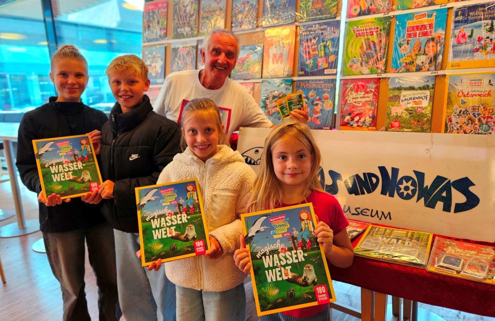 Vorarlbergs größter Sammlerspezialist Kurt Prenner-Platzgummer lädt in den kommenden Wochen Kinder und Erwachsene zur Sticker-Tauschbörse „Magische Wasserwelt“ in die Sutterlüty-Filialen in Lauterach, Bludenz, Rankweil und Egg.