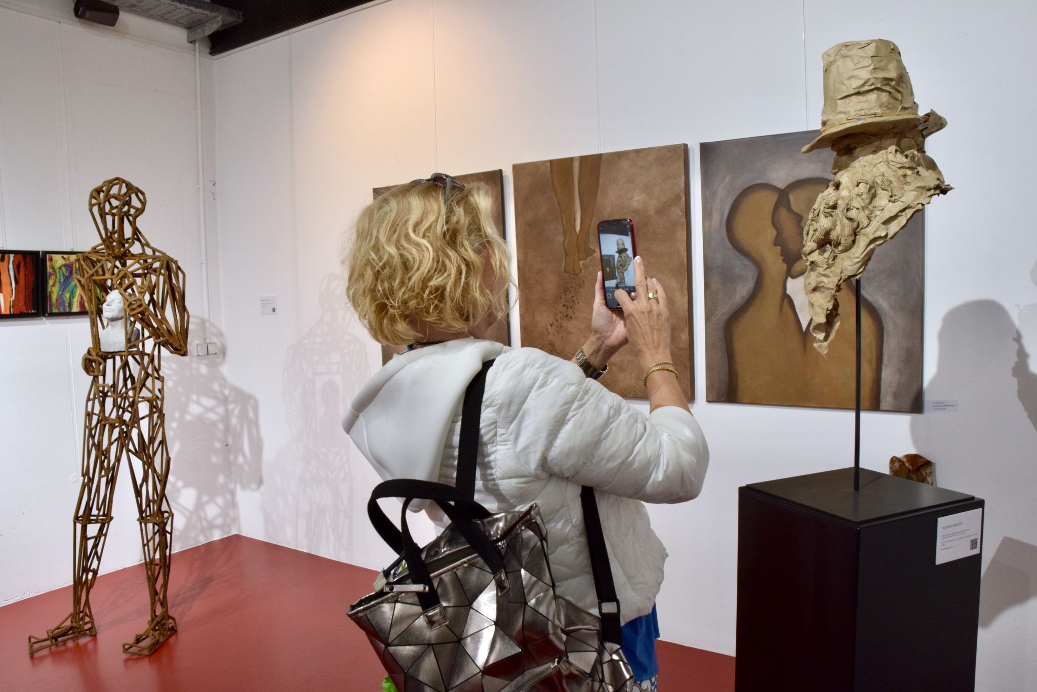 Auch in der bis Weihnachten dauernden Ausstellung in der Kellergalerie kukuphi in Bludenz bieten sich dem Publikum viele Fotomotive. Die Ausstellungsstücke sind käuflich.