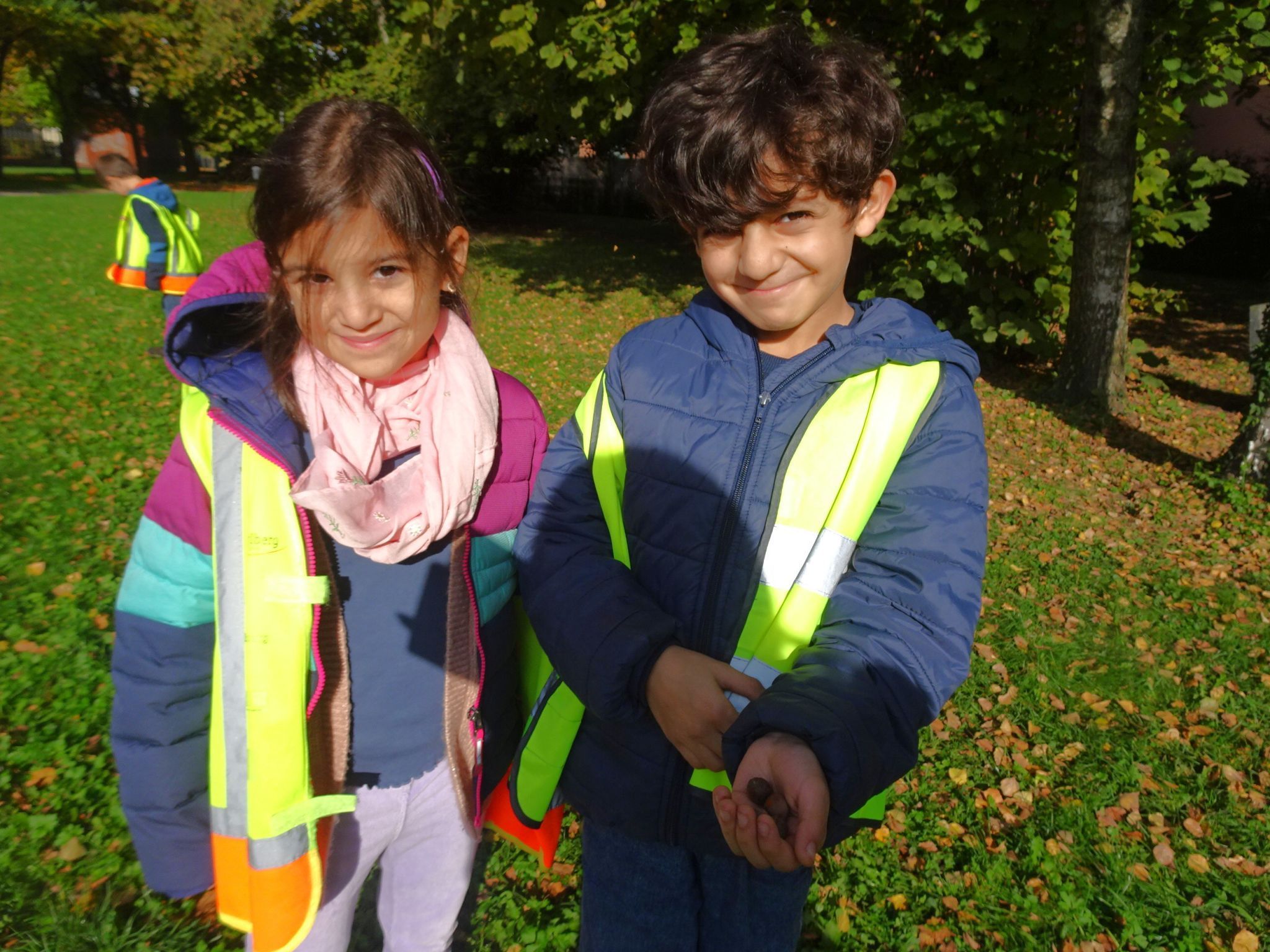 Almina und Khalil hatten eine Menge Spaß und lernten viel beim spannenden Herbst-Workshop in der inatura.