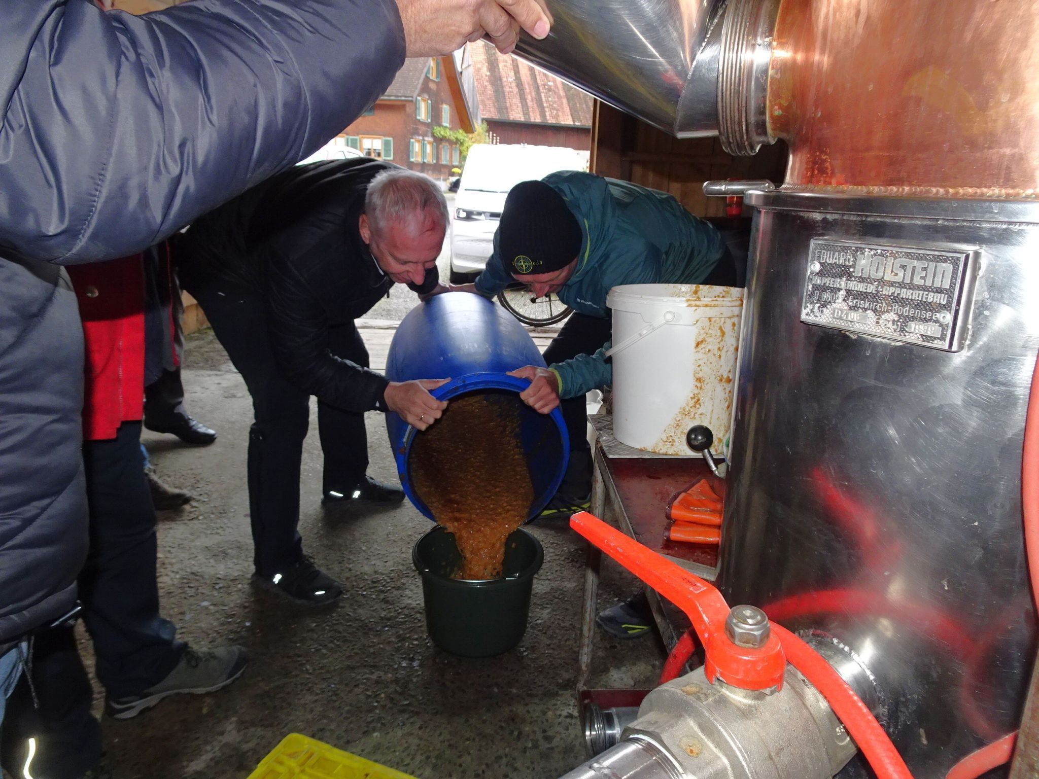Die Teilnehmer machen sich einen ersten Eindruck von der Maische.
