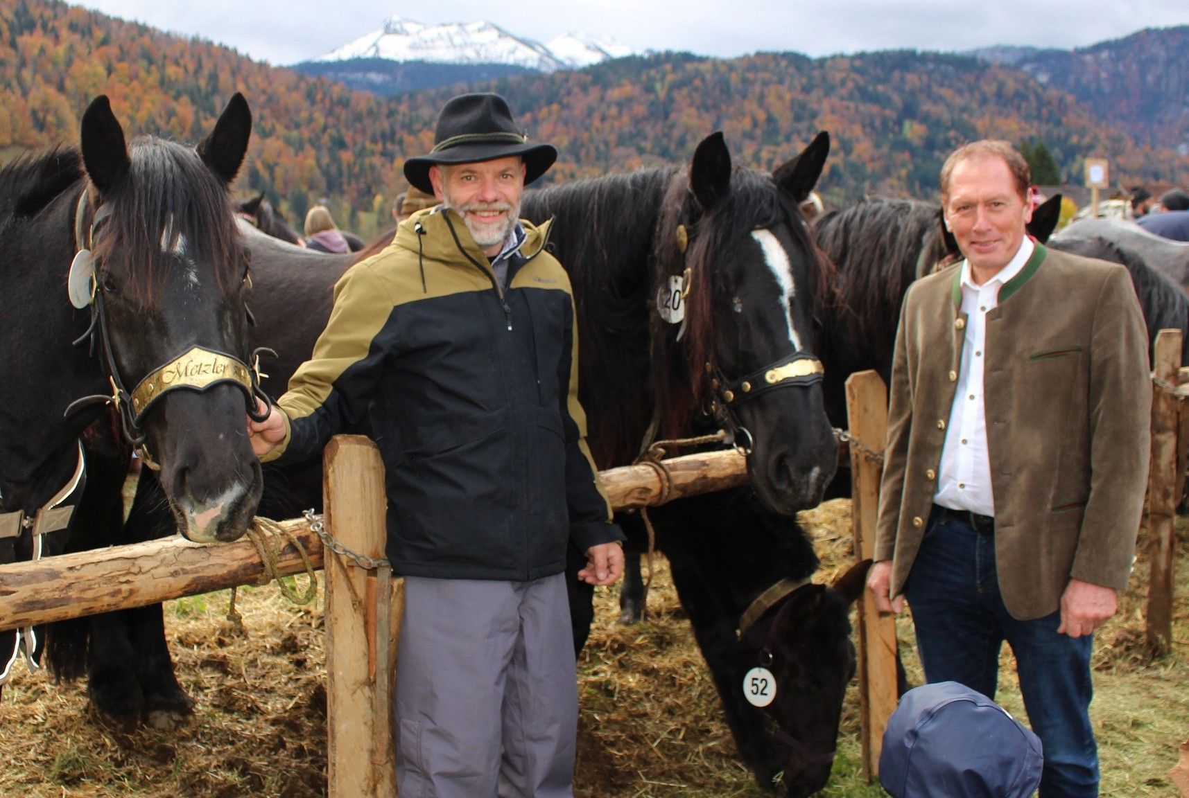 Grund zur Freude hatten nicht nur die vielen jugendlichen Ziegenzüchter, auch Oliver Marthe und Kammerpräsident Josef Moosbrugger (r.) durften den Tag als Erfolg verbuchen.