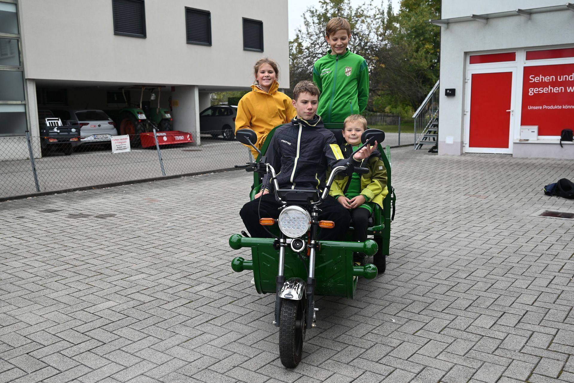Die älteren Geschwister John-Lu und Lino fahren viel mit dem Tuk Tuk und bringen ihre Geschwister auch mal zu ihren Trainings.