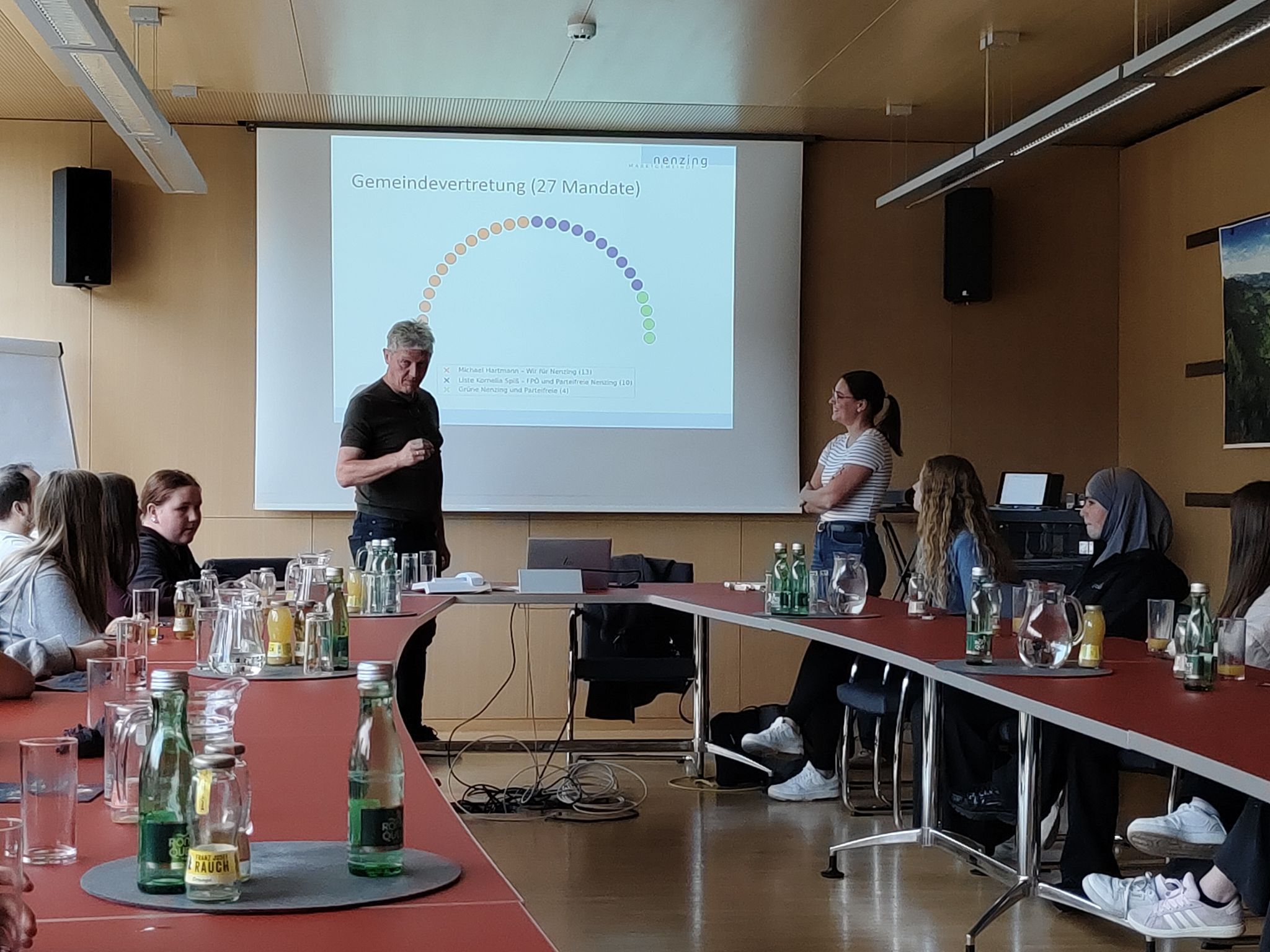 Mädchen machten Politik im Nenzinger Rathaus