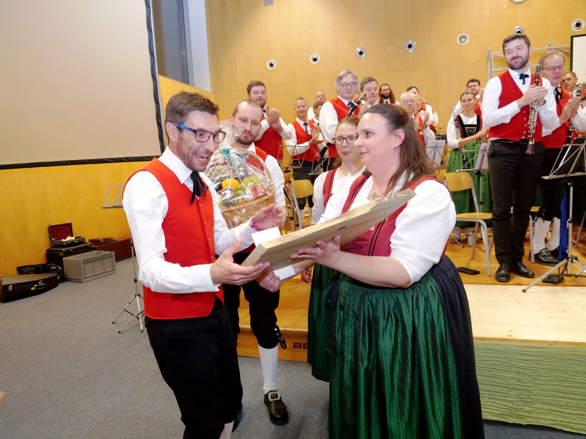 Feierlich wird Kapellmeister Michael Schmid sein Abschiedsgeschenk überreicht.