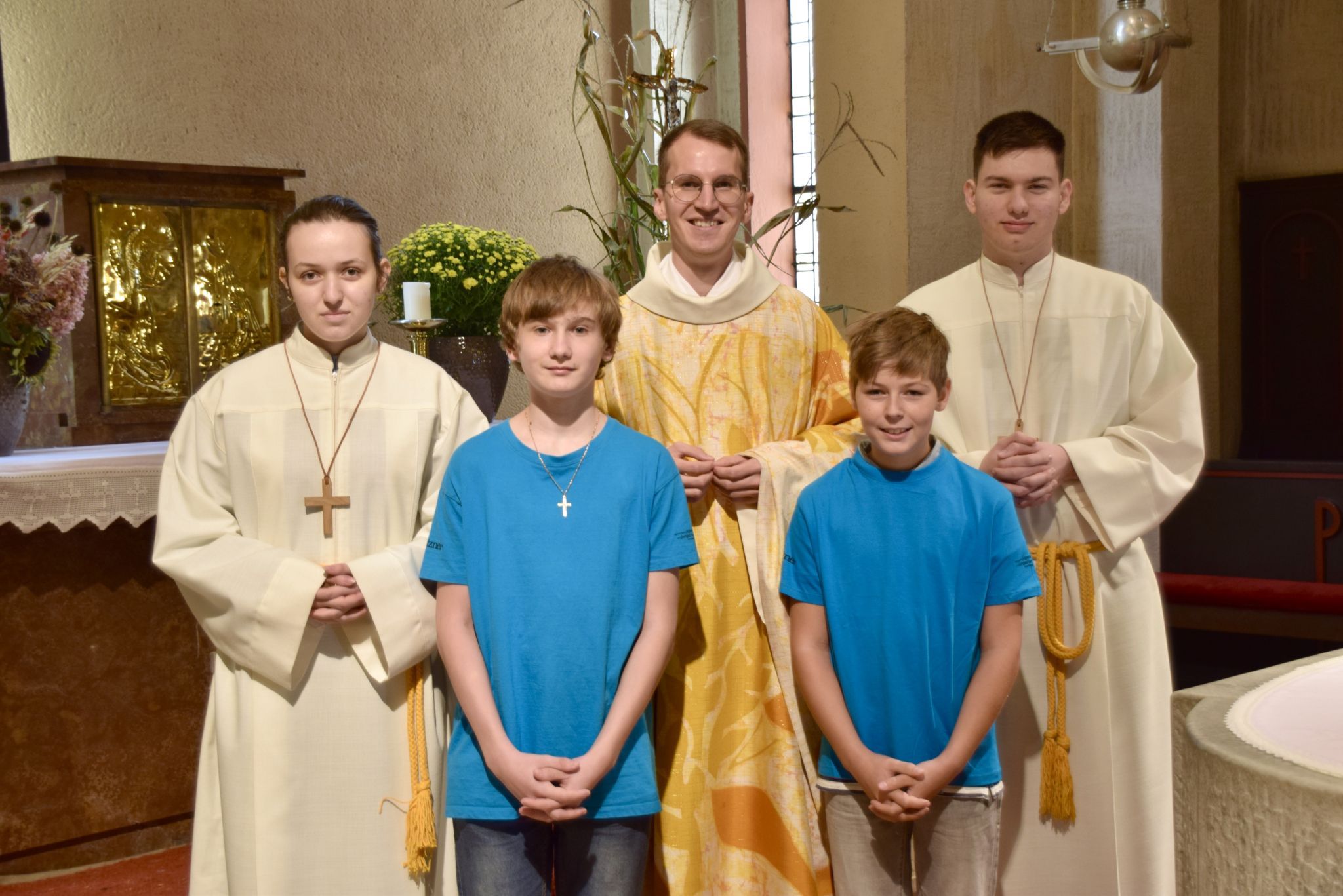 Sanja Jurisic, Olivier Sariczki, Kaplan Jakob Geier, Samuel Muther und Leopold Jurisic nach der Messfeier am Altar der Heilig-Kreuzkirche in Bludenz.