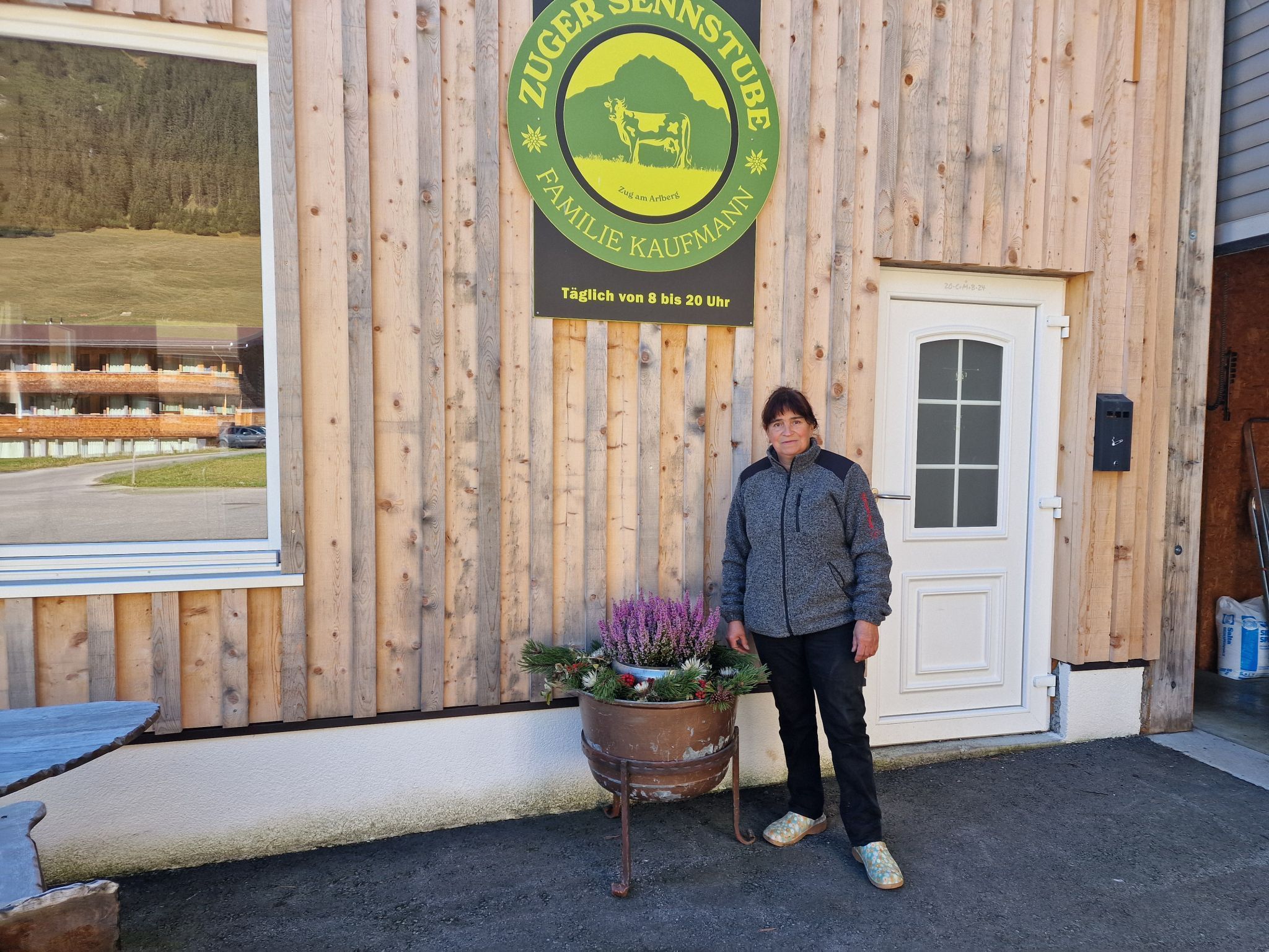 1 Annemarie Kaufmann ist gerne Bäuerin und packt auch gerne selber mit an. 1.1 Biohof Kaufmann in Zug – oberhalb thront der Schafberg. Annemarie Kaufmann freut sich, dass sie ein Familienbetrieb sind. Hier mit Hofhund Leila. 1.2 Detto 2. Die Fleckviehkühe im Laufstall 3. Die Landwirtin mit viel Herzblut ist gerne im Stall und bei ihren Kühen. 4. Die beiden Schwarznasenschafe Susi und Strolchi lassen sich gerne verwöhnen. 5.1. Susi und Strolchi gehören auch zu Annemaries Lieblingen. 6. Auch die Pferde sind neugierig wer auf zu Besuch kommt. 7. Das Bergdorf Zug zeigt sich gerade von seiner schönsten herbstlichen Seite. 8. Für Annemarie Kaufmann ist der Hofladen auch ein zentraler Treffpunkt. 8.1. Der Hofladen bietet für alle etwas. 8.2. detto 9. Der Biohof ist von hohen Bergen umgeben. 10. Ein modernes landwirtschaftliches Gerät - Der Schleppschuh-Gülleverteiler ist sehr bodenschonend. 11. Ein Blick auf die Golfanlage. 12. Herbstliches Arrangement vor dem Hofladen. 13. - 14. Auch die beiden Kälblein Ilvy und Hubi freuen sich auf einen Besuch. 15. Annemarie Kaufmann lernte die Landwirtschaft von der Pike auf. 16. Blick in die Zuger Bergwelt. 17. Der Schafberg thron Majestätisch über dem Biohof. 18. Eine hohe Auszeichnung für die Zuger Sennstube für die Familie Kaufmann. (Bildergalerie)