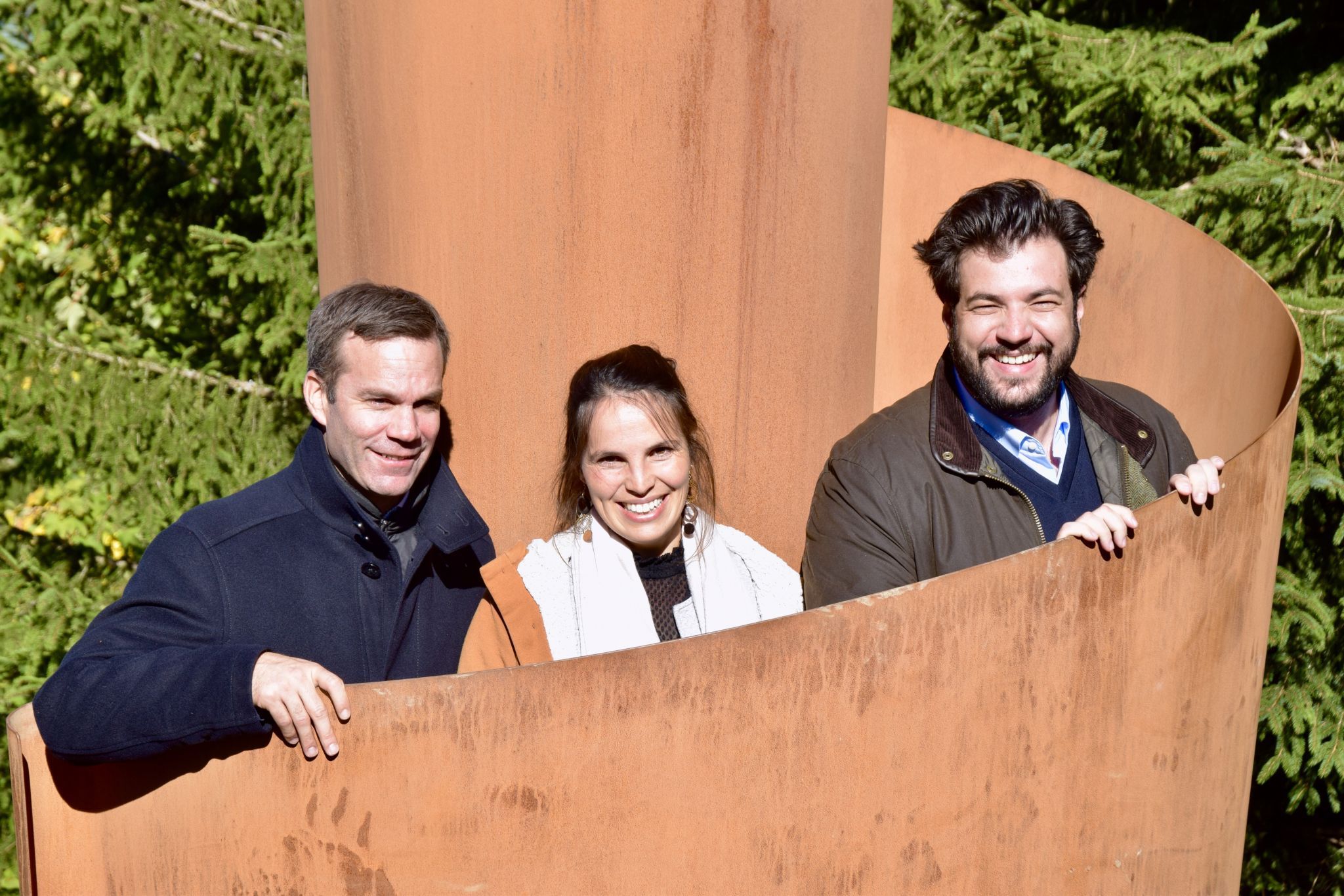 Wie das Kunstwerk Serpentinata von Janine Rogen (M.) von innen aussieht, interessierte auch den Nüziger Bgm. Florian Themeßl-Huber (l.) und den Bludenzer Kulturstadtrat Cenk Dogan.