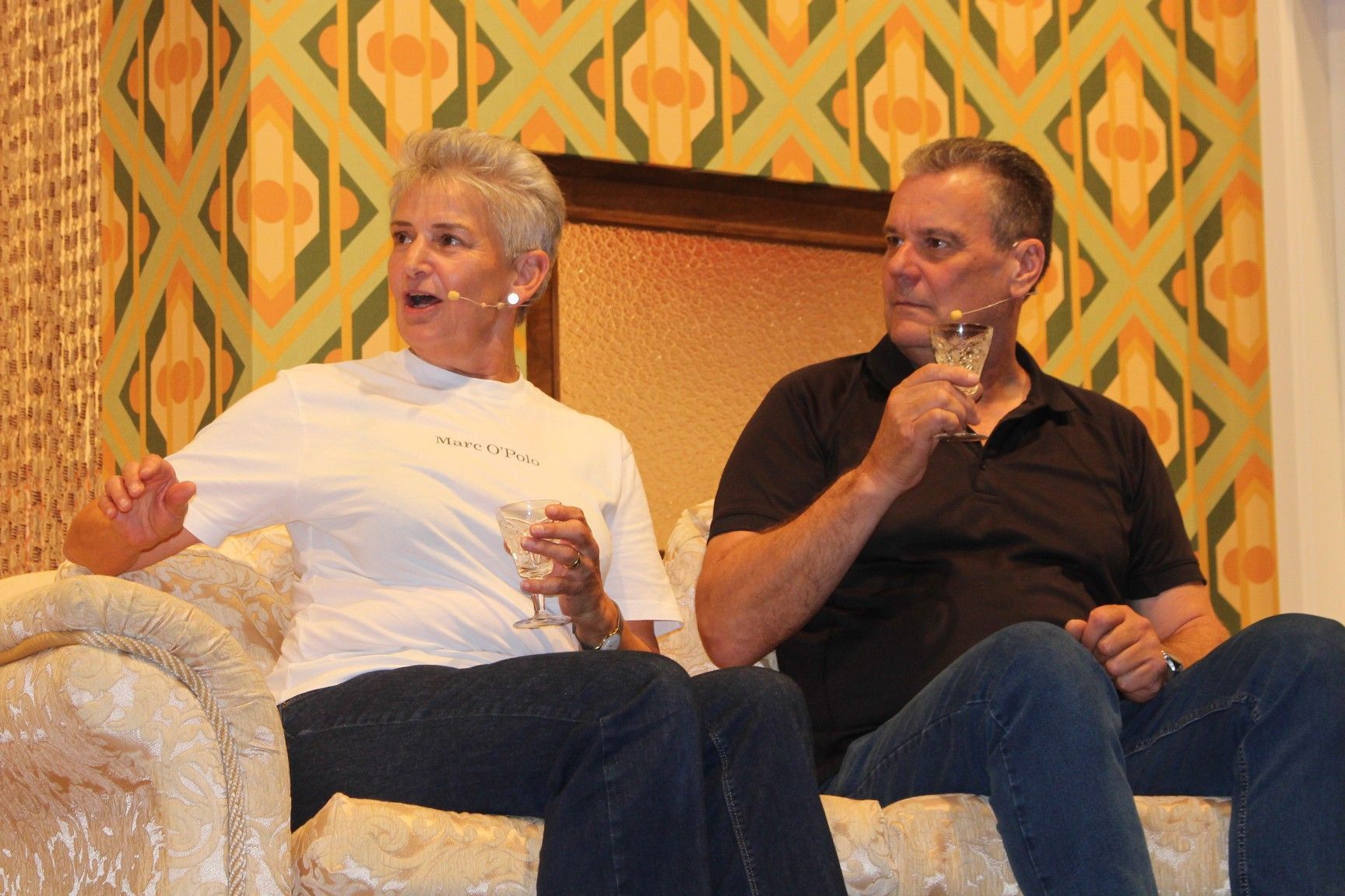 Tannheimers Mama Aurelia (Traudl Schmid) und Bankchef Steinbach (Eric Widerin) kennen sich bald nicht mehr aus . . .