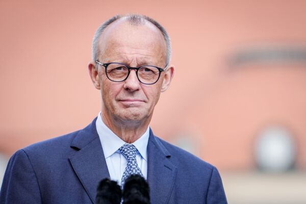 Merz will &#8220;flexibleren Übergang&#8221; zu E-Mobilität