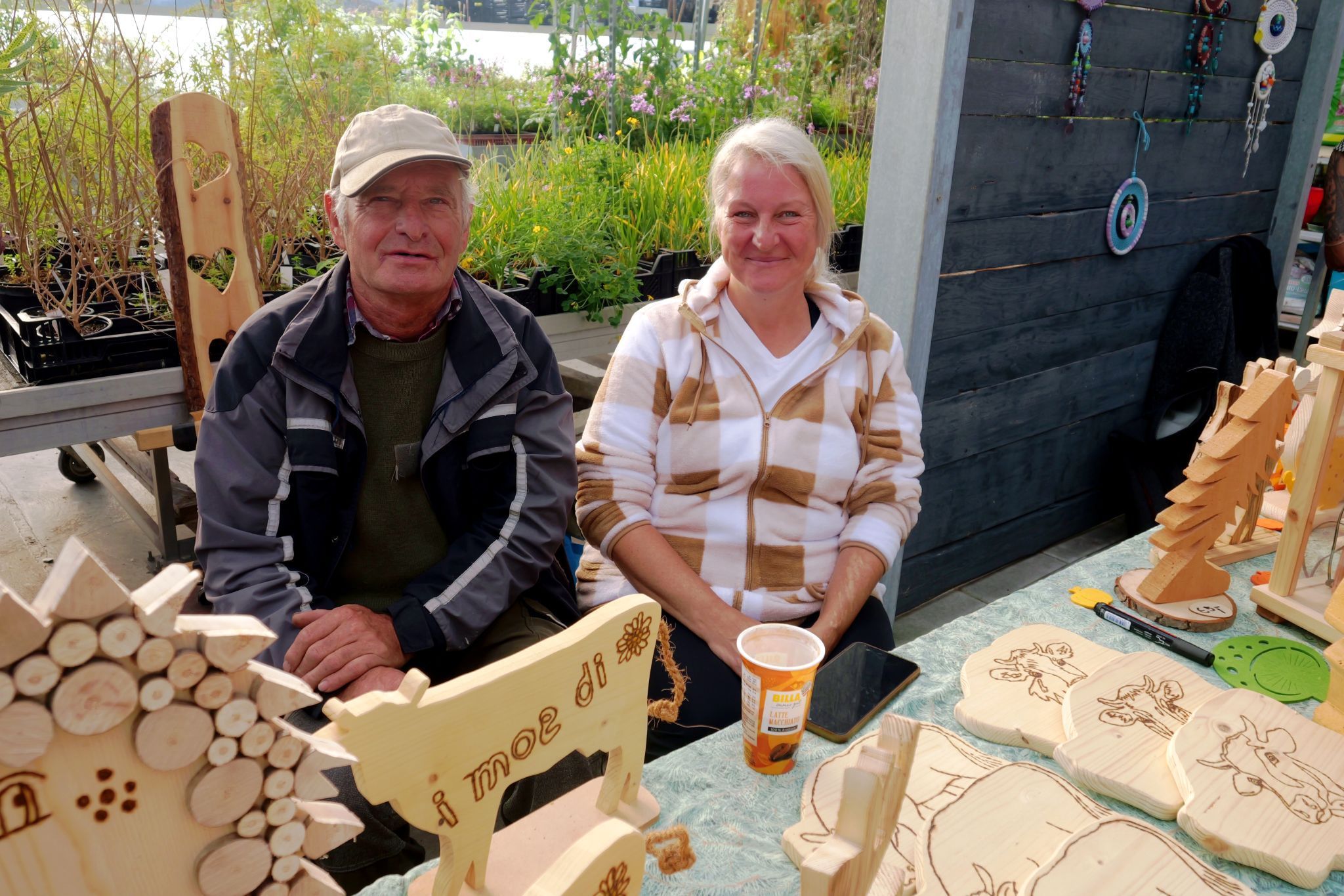 Robert und Astrid mit kreativer Holzkunst aus dem Montafon.