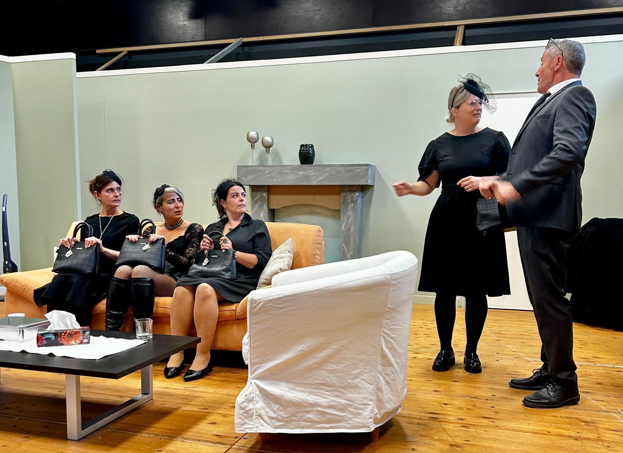 Notar Dr. Axel Pfefferkorn (Kurt Cekon) mit den vier Witwen Isabell Hodenberg (Elisabeth Seywald), Marie-Louise Köttelbach (Barbara Flatz), Sabine „Biene“ Lochner (Corina Cekon) und Dr. Agnes Fröhlich-Prosta (Teresa Eienbach).