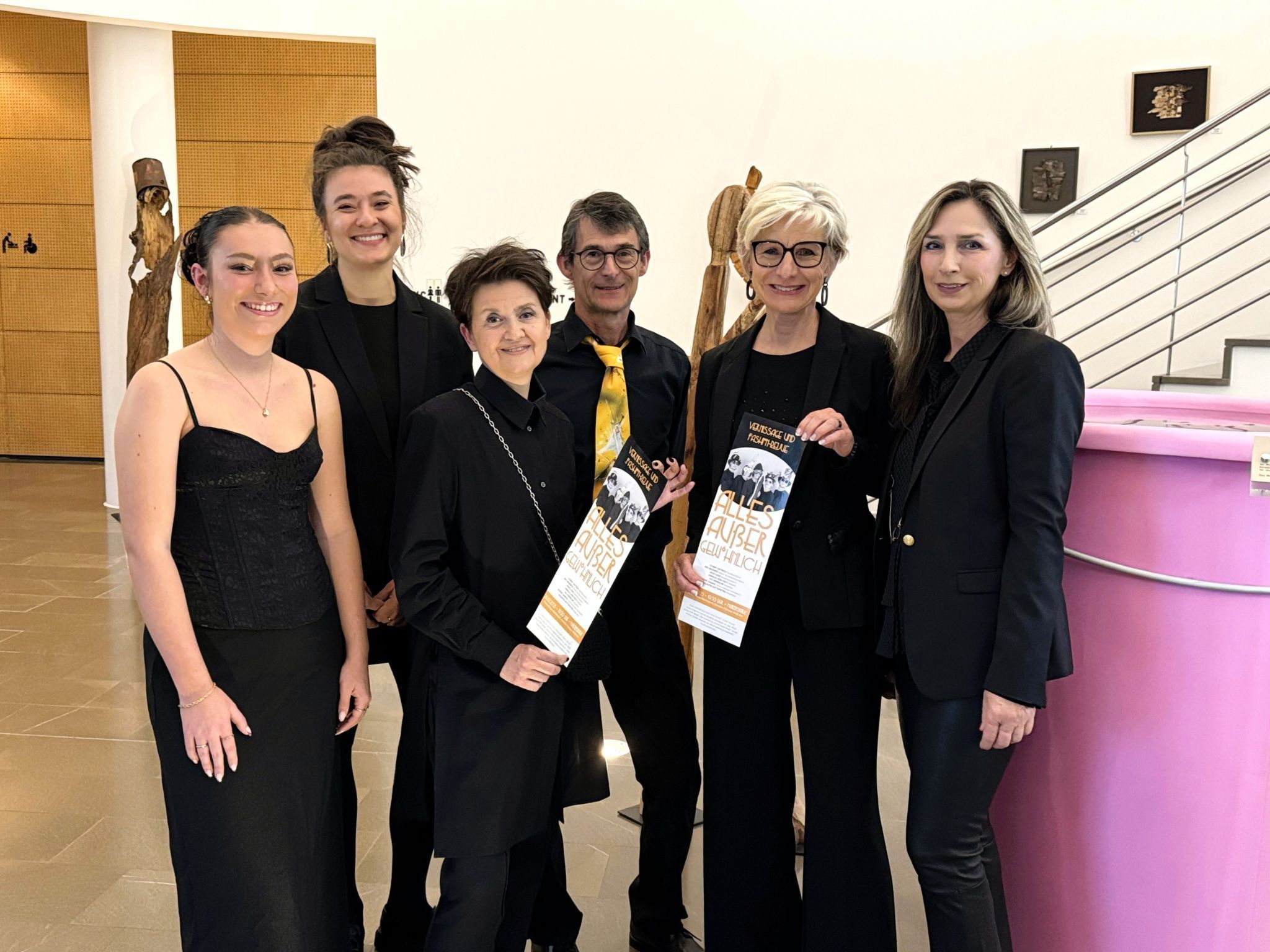 Die Künstler Iris Niederer, Conny Dietrich, Heidi Lohs, Sophie Ganahl und Ivo Herrsche mit Tessa Baronchelli bei der Veranstaltung im Vienna House Martinspark.