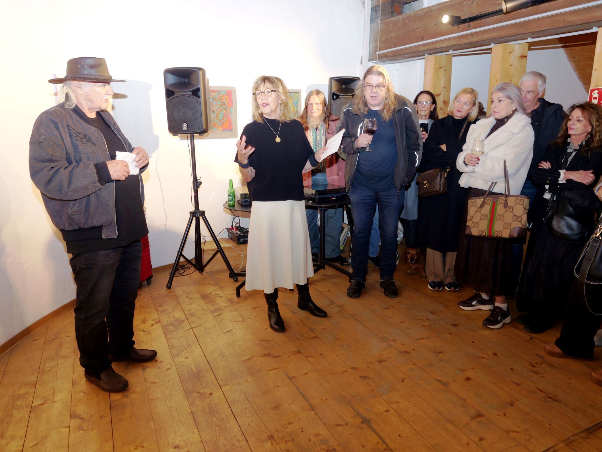 Interessiert folgten die Kunstbesucher der Eröffnungsrede.