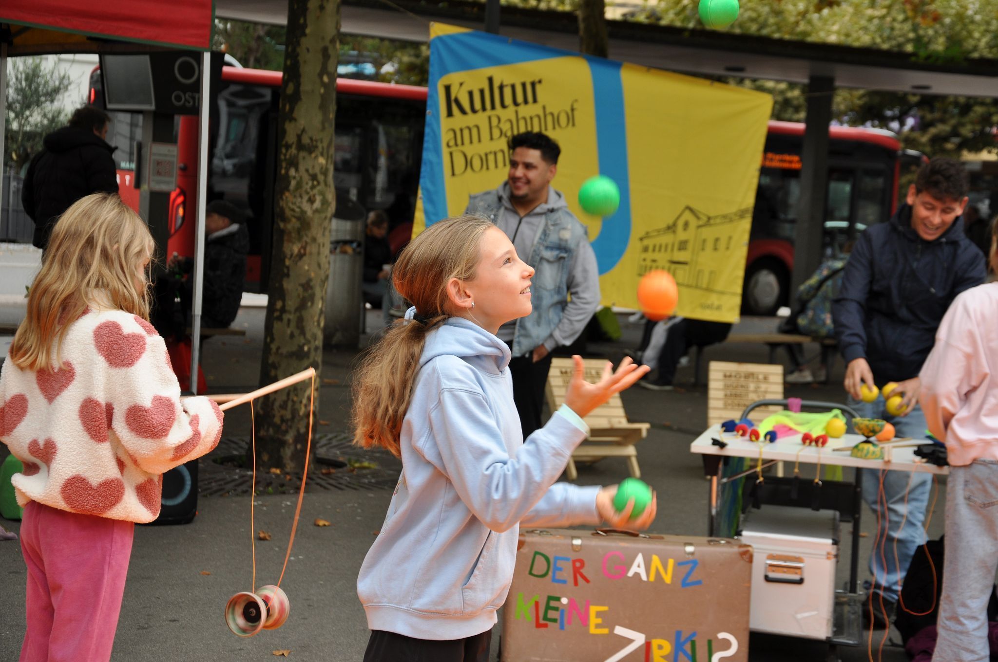 Die Kinder des Ganz kleinen Zirkus nutzten den Bahnhofsvorplatz als Bühne.