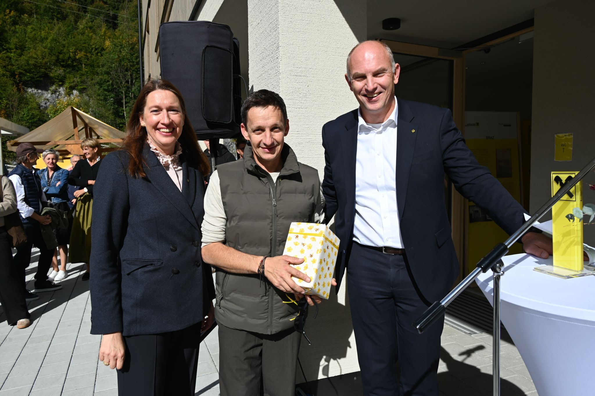 Martin Zech (Bildmitte) begleitete den Bau des neuen Geschäfts- und Wohnhauses.