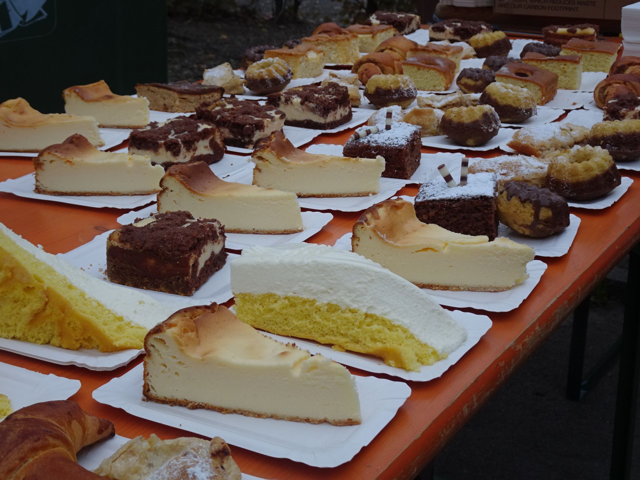 Am Kuchenbuffet hatten die Besucher die Qual der Wahl.