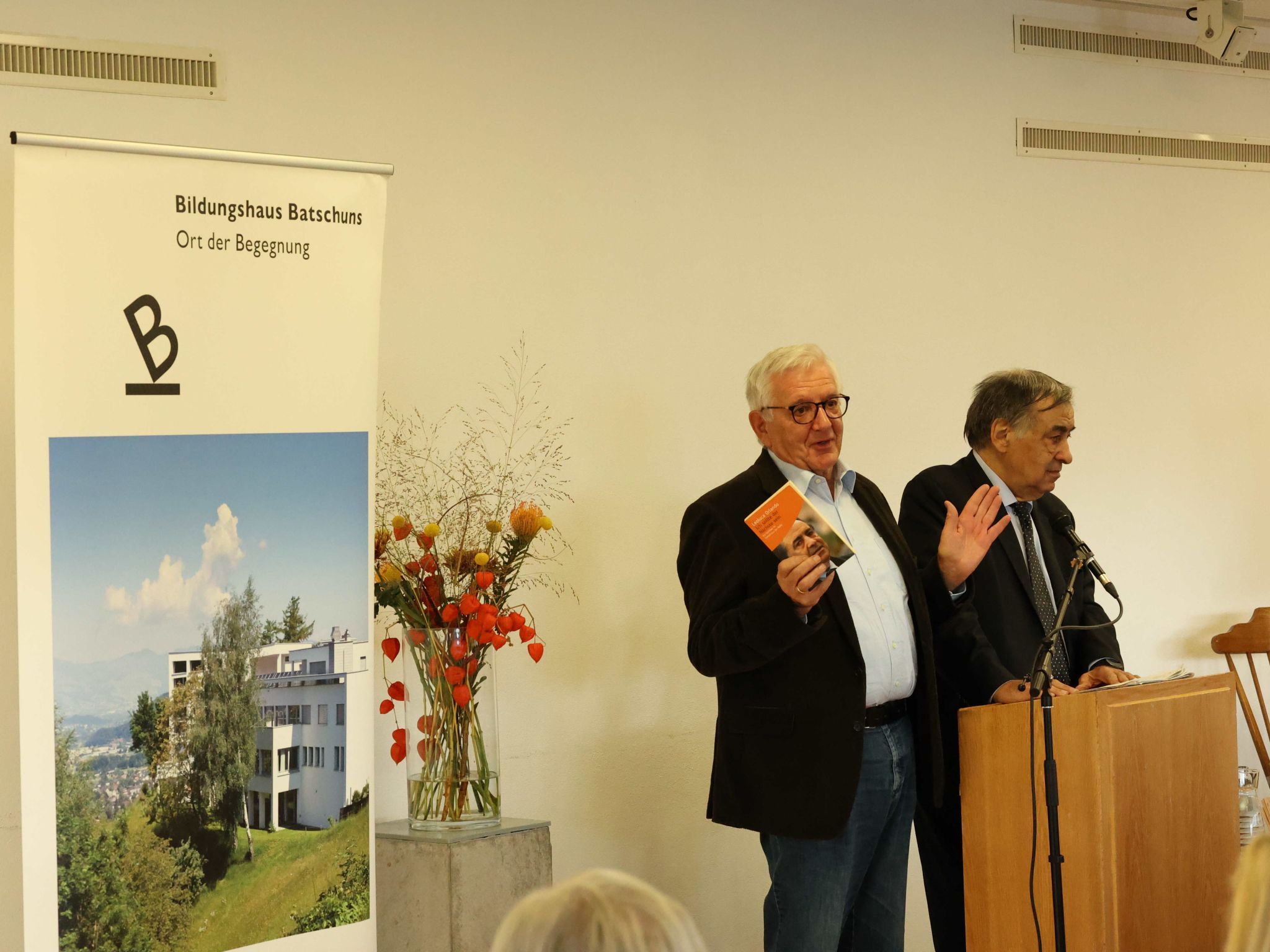 Franz Abbrederis moderierte und hatte einige Exemplare von Orlandos vergriffener Autobiographie organisiert.