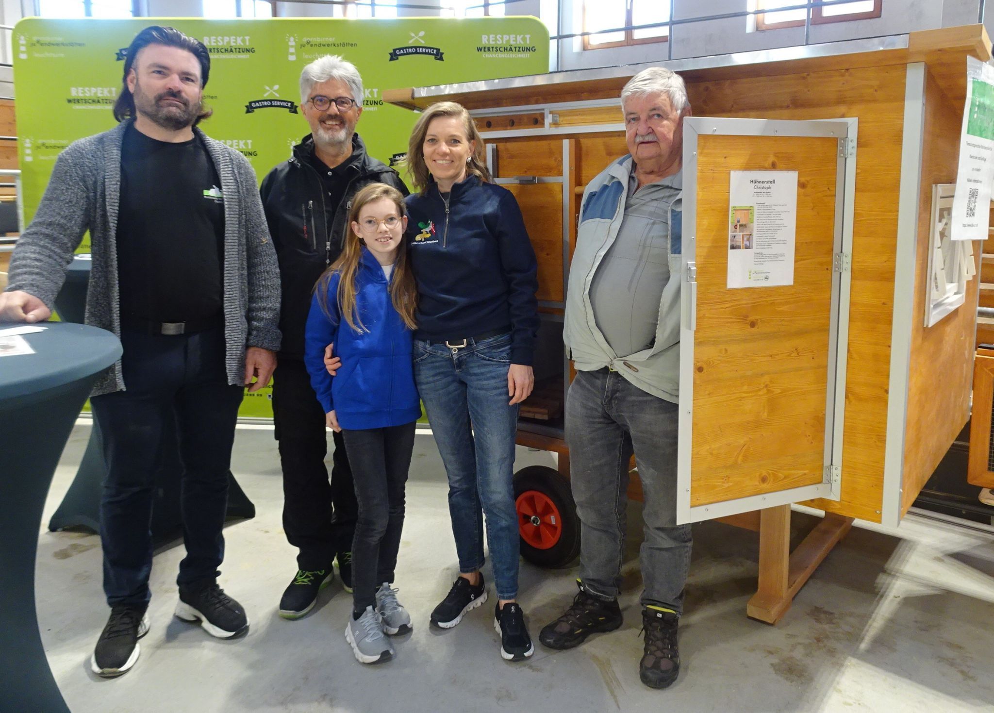 (v.li.) Christoph Spiegel, Elmar Luger, Elisa und Anita Wohlgenannt sowie Ehrenobmann Leo Meusburger vor dem DJW-Stall.