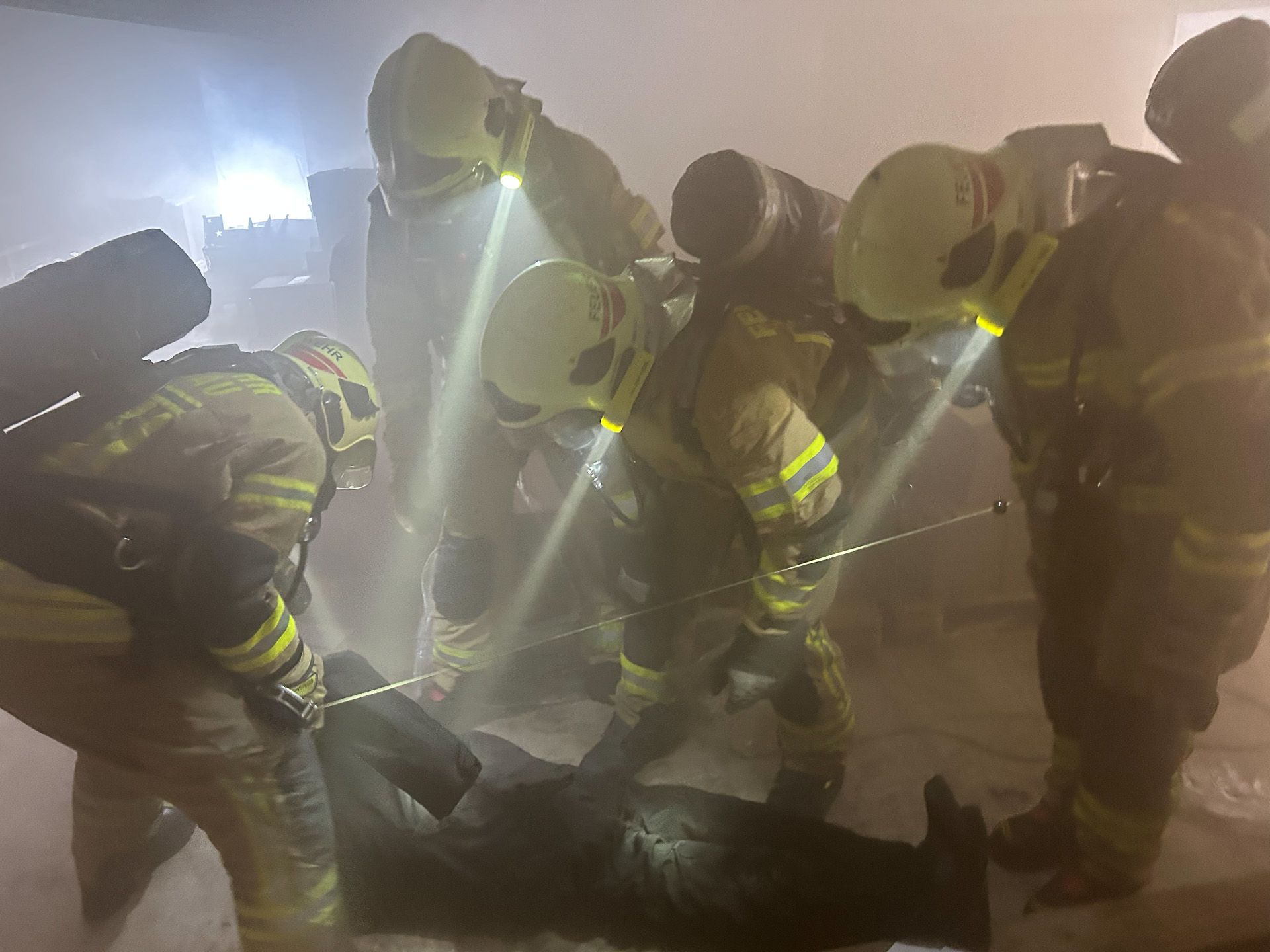 Im Gebäude fand die Atemschutztruppe schnell ein weiteres Opfer. 