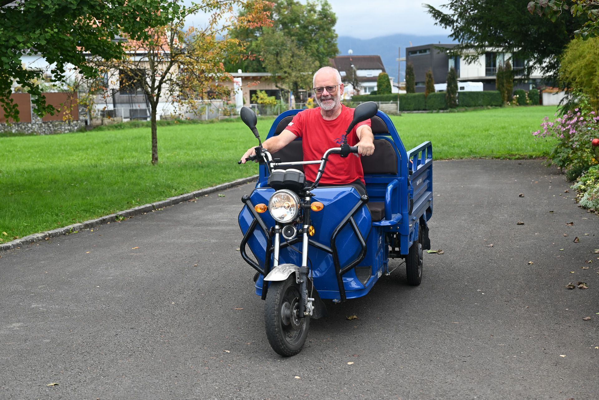 Auch Arno Vetter kann sich seinen Alltag ohne Tuk Tuk nicht mehr vorstellen. Er ist ein begeisterter Tuk Tuk Nutzer.