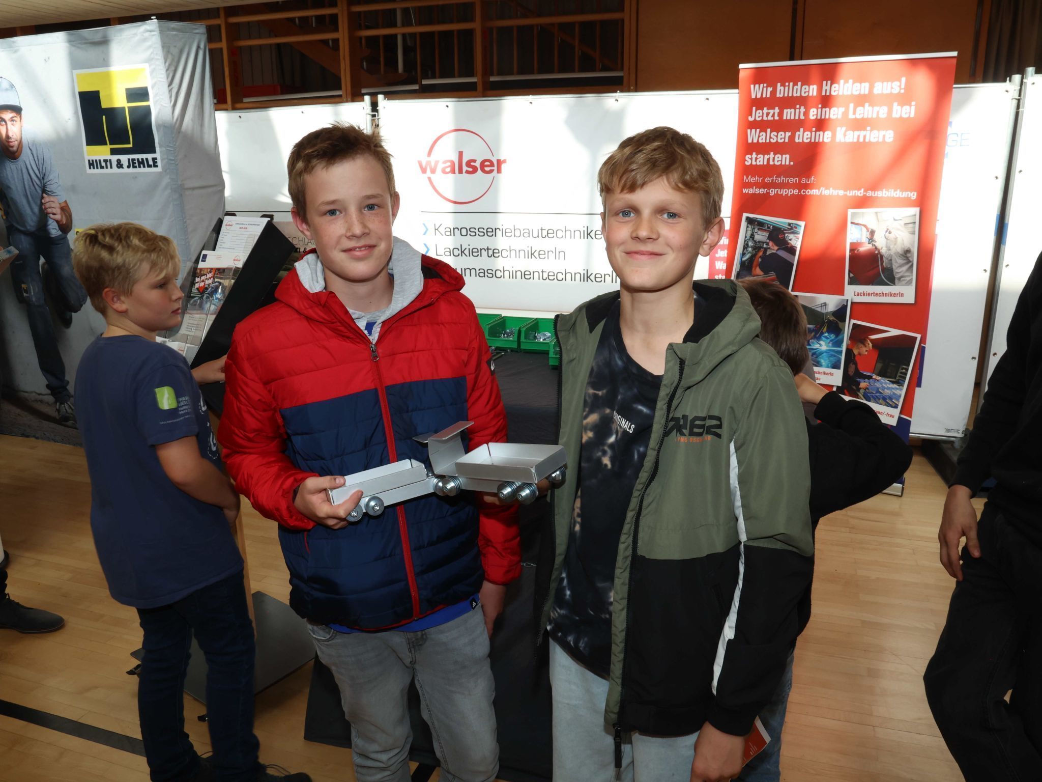 Fabian Nesensohn und Laurin Nachbaur mit selbst gefertigem Modellauto.