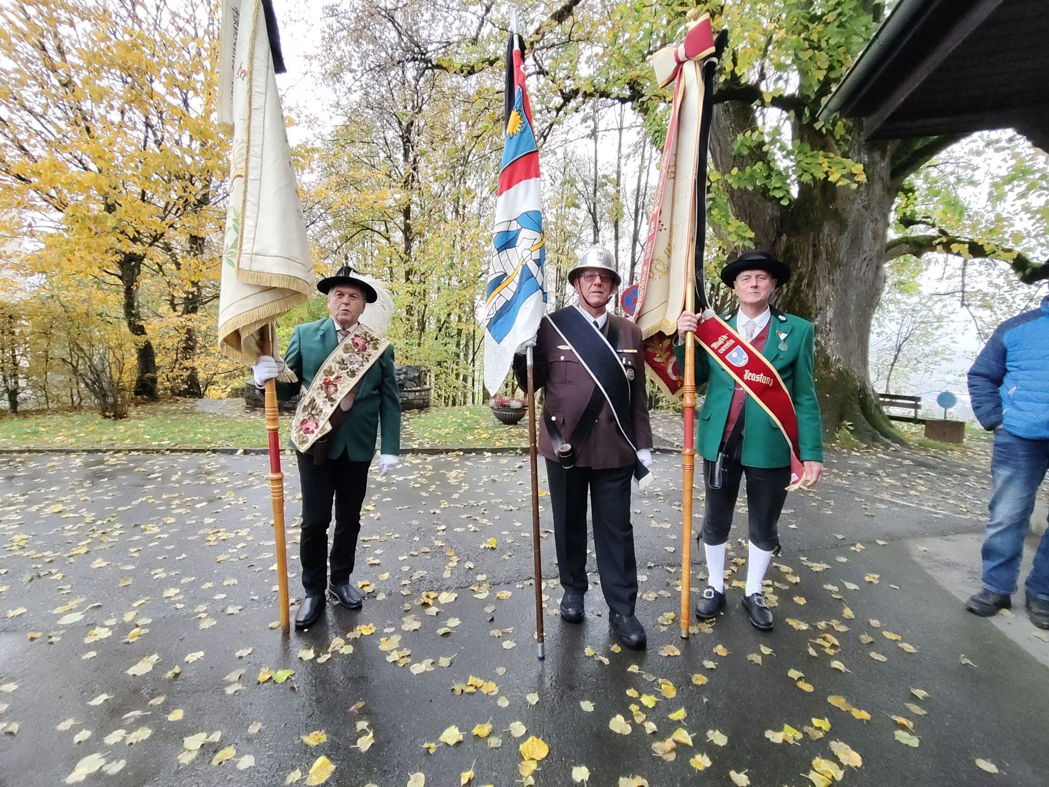 Die Fahnenträger von Männer- und Frauenchor, Feuerwehr und Musikverein.