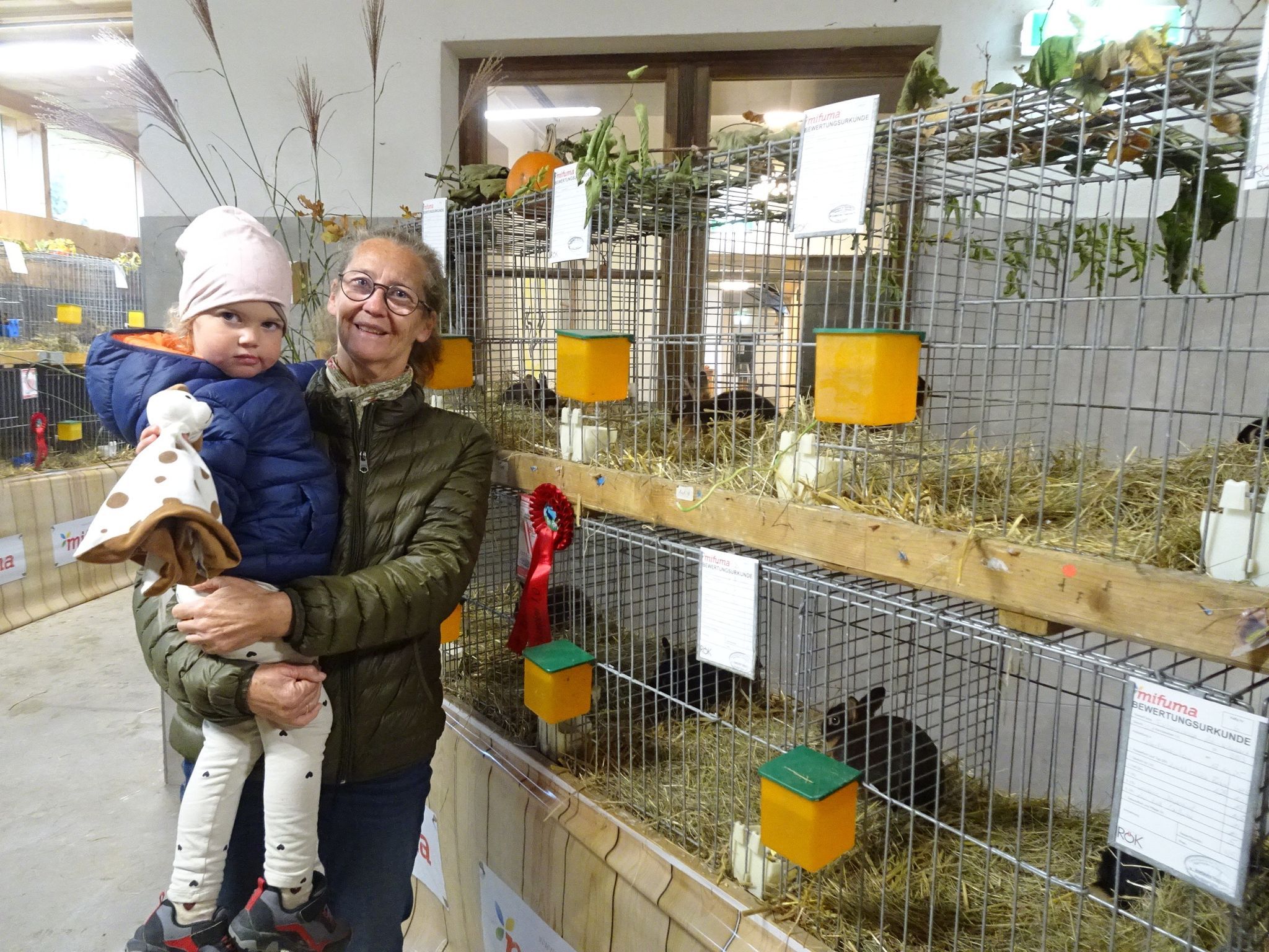 Doris Gmeiner und Enkelin Pia schauten bei der Ausstellung vorbei und waren begeistert von den schönen Tieren.