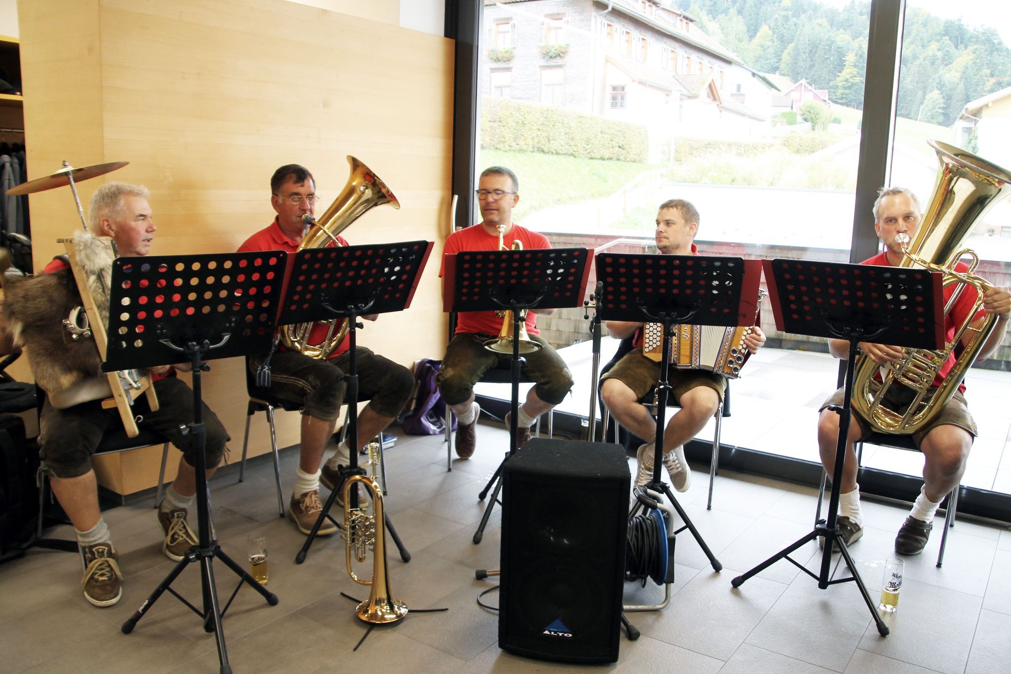 Das Bucher Ensemble „Päckle-Peter-Musig“ erntete regen Applaus beim Frühschoppen im Gemeindesaal Buch.