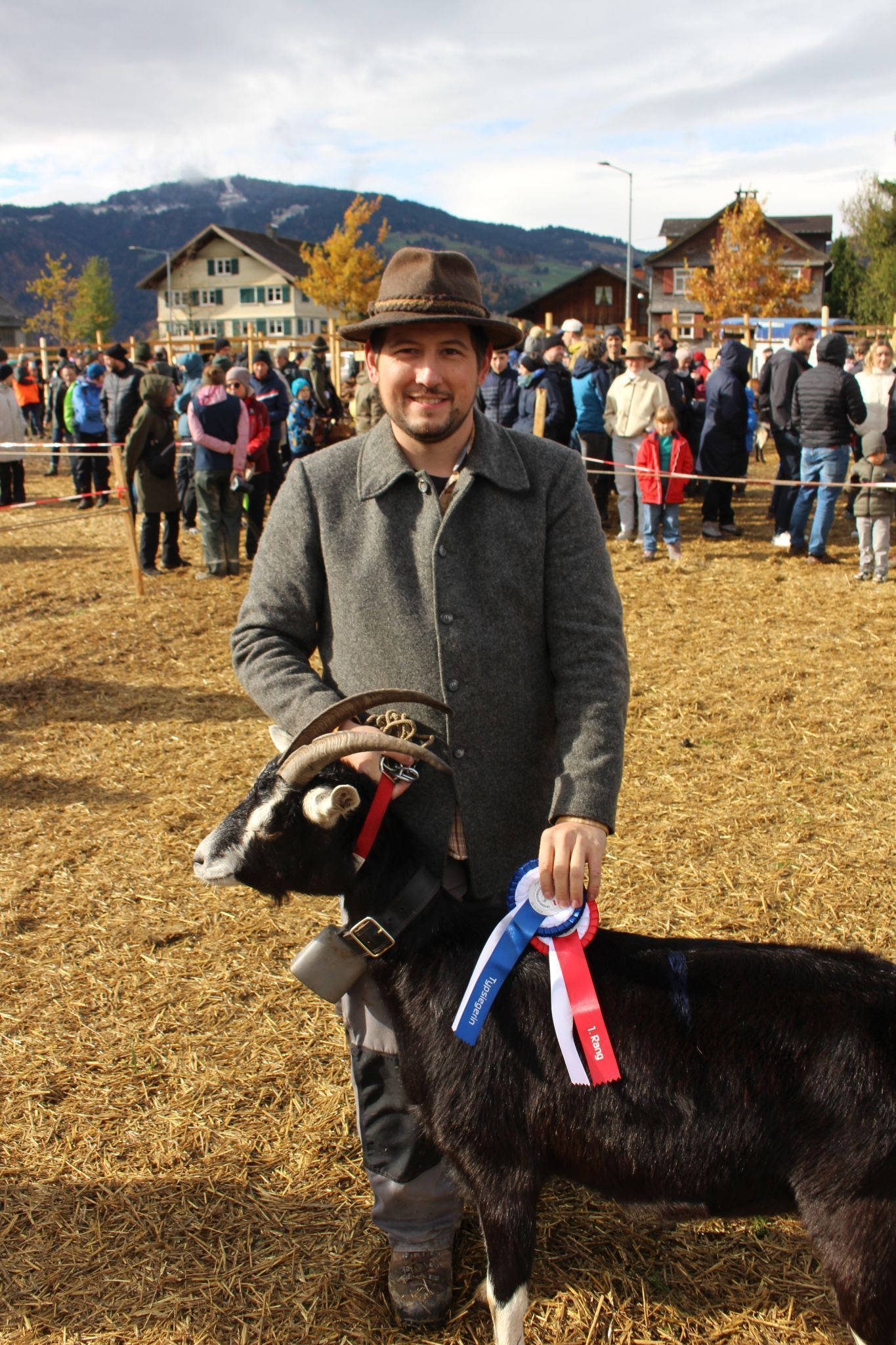 Geschafft! Martin Netzer darf seine Prachtziege mit dem 1. Preis und der Auszeichnung zur Tagessiegerin schmücken.