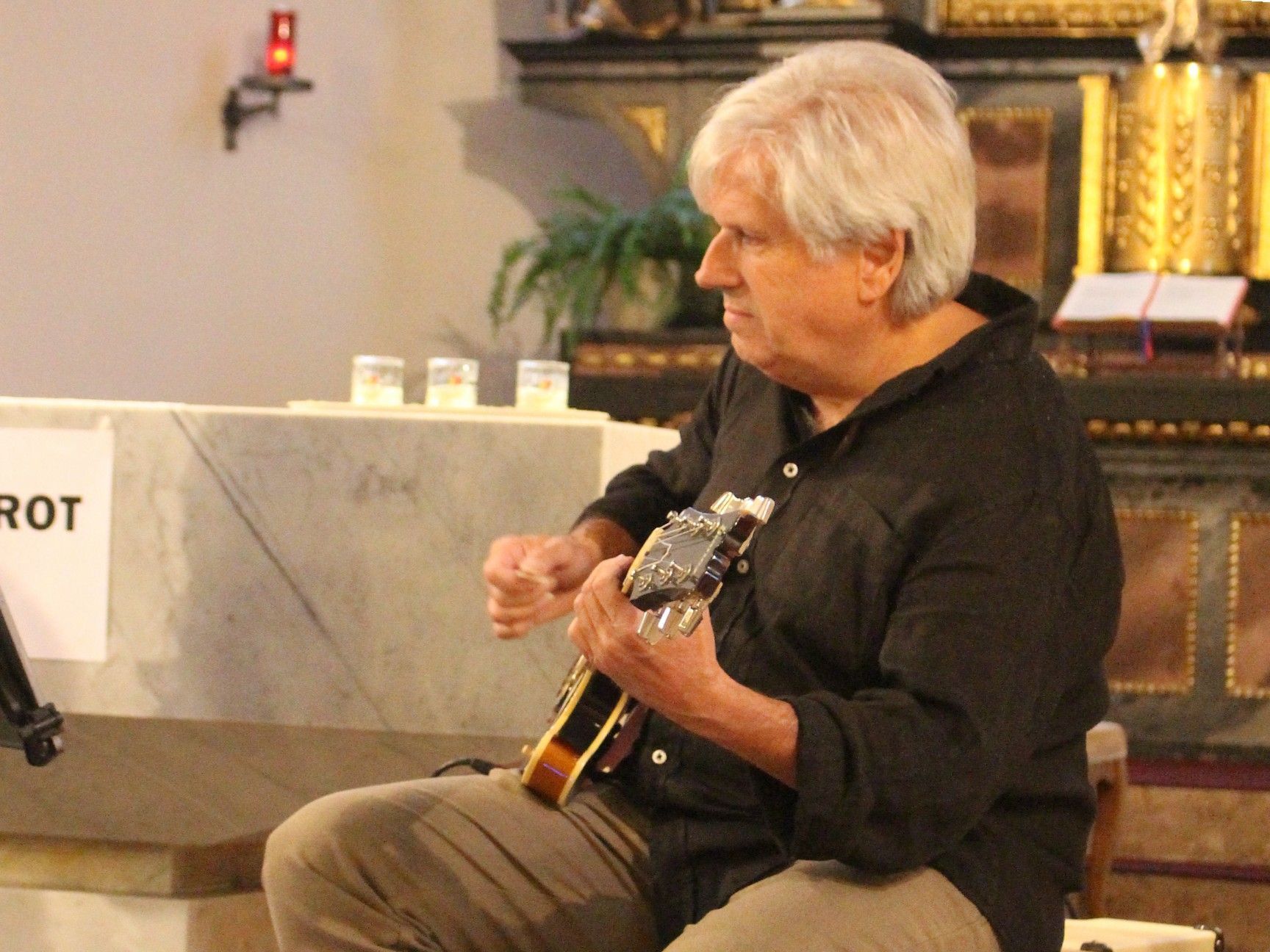 Als vielseitiger Musiker in verschiedenen Formationen überzeugte Mark Holzmaier auch beim Abendklang in der Hohenweiler Pfarrkirche.