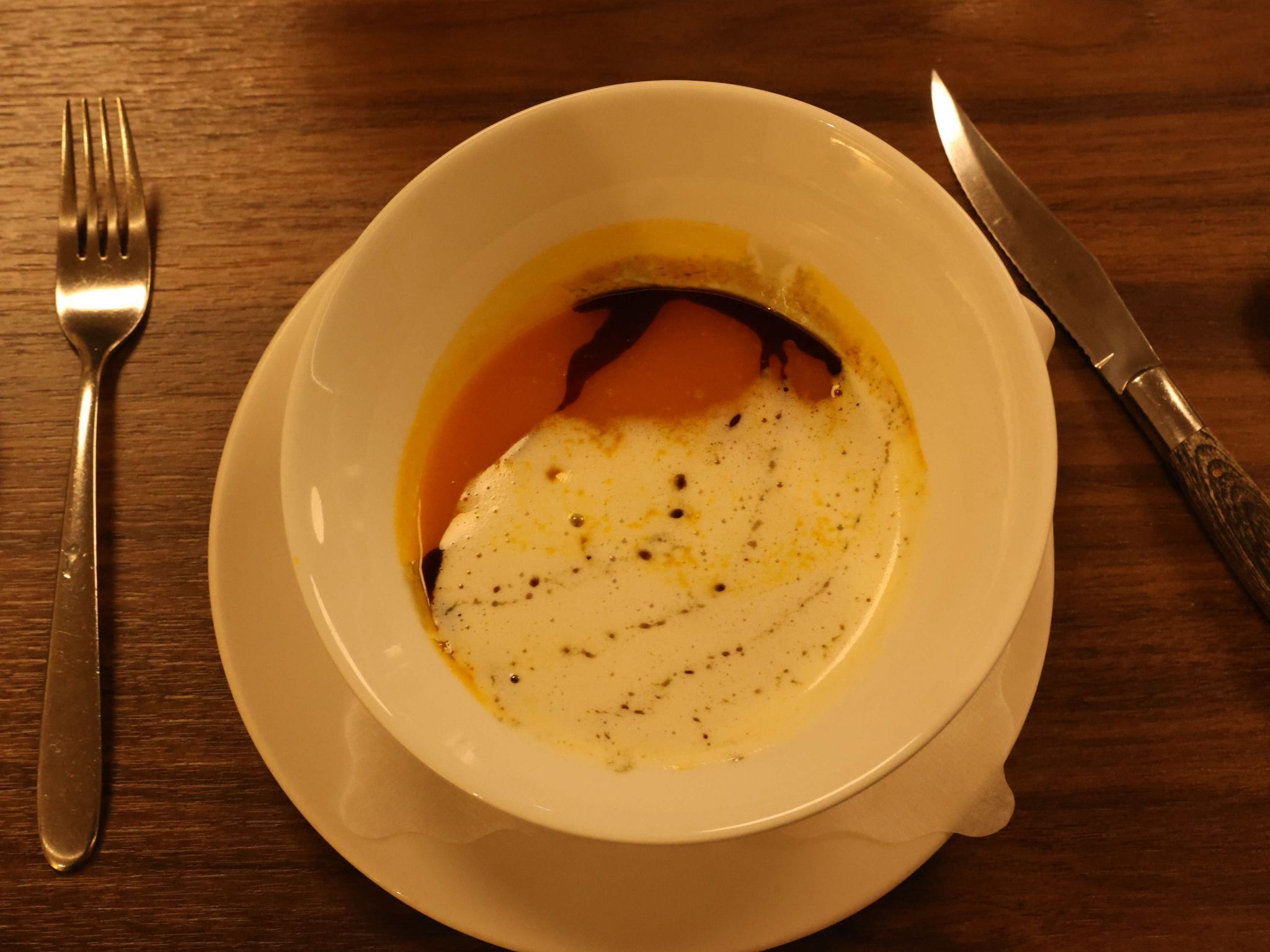 Zum Muskatkürbissüpple mit Safranfäden und Kernöl gab es