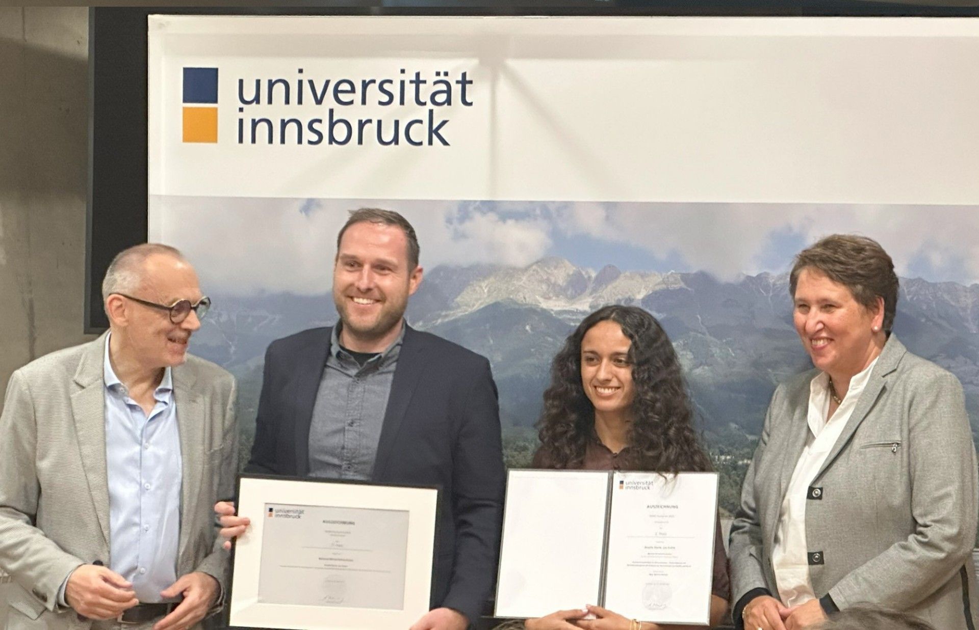 BWL, 2. Preis, v. l. n. r.: Prof. Michael Habersam, Mathias Masal (in Vertretung von Betreuerin Martina Heinzle), Lea Frahm, Prof. Annette Ostendorf (Rosalie Eberle war verhindert)