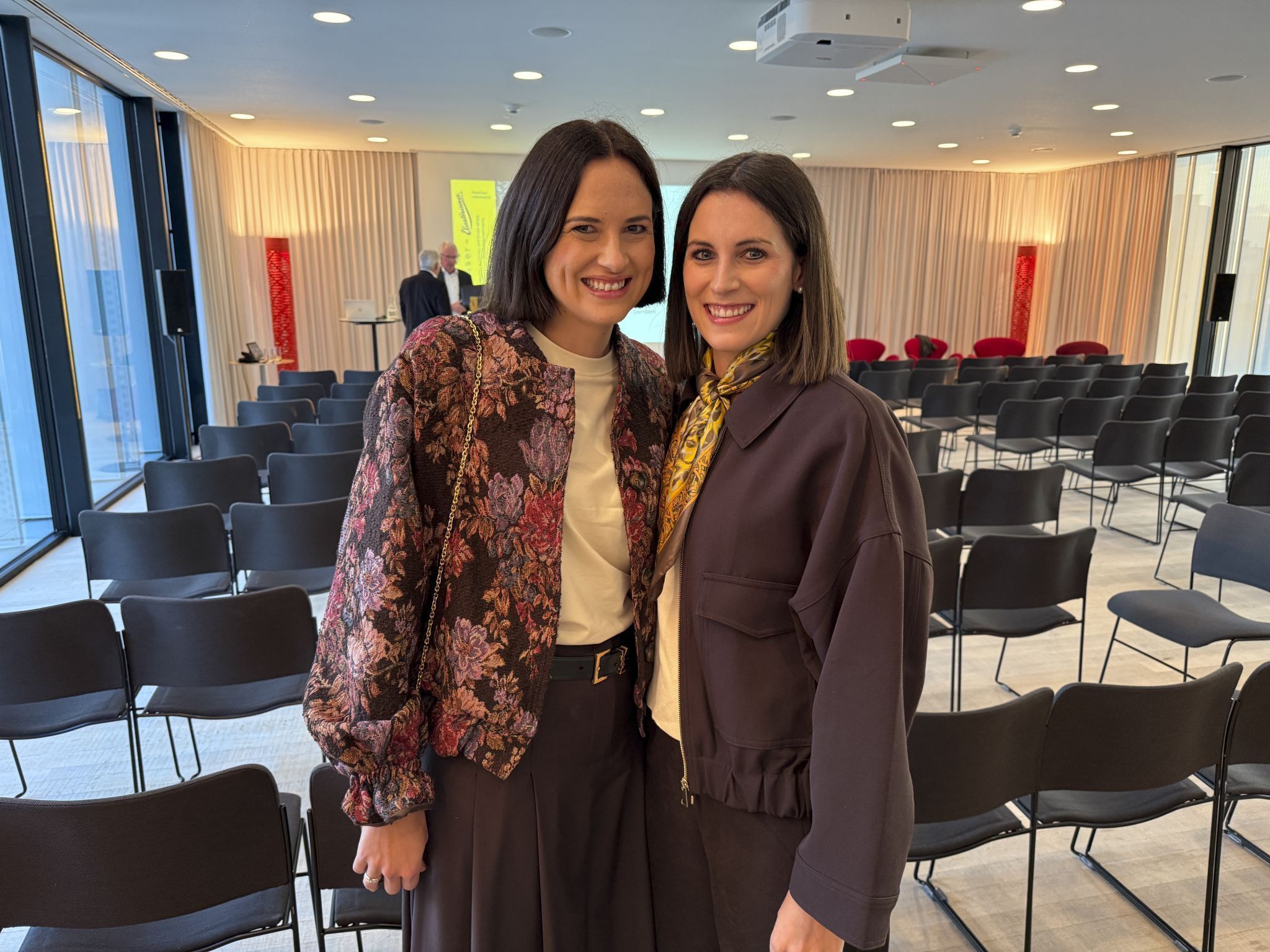 Magdalena und Katharina Bantel lauschten gebannt dem Vortrag