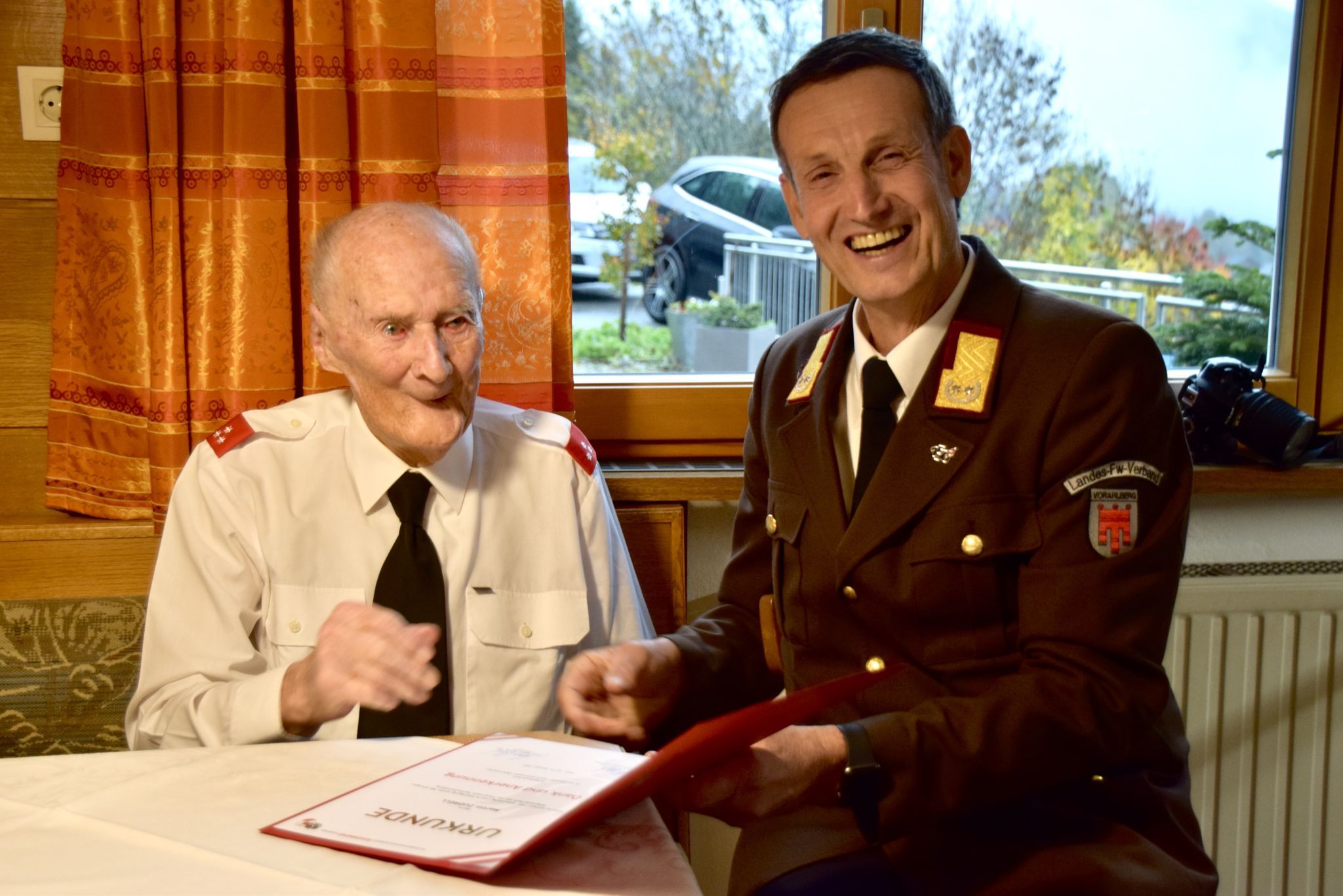 Jubilar Martin Zudrell und Landesfeuerwehrinspektor Herbert Österle.
