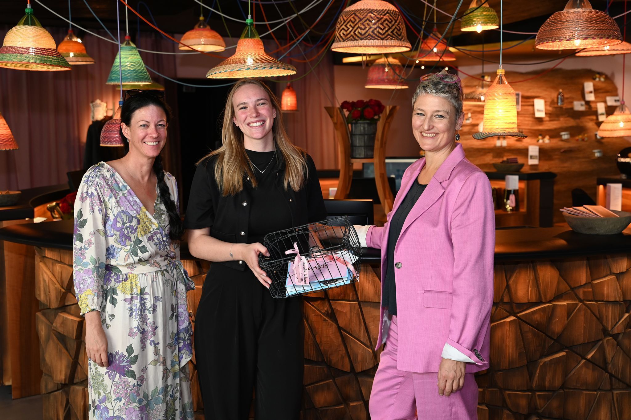 Nicole Okhowat-Lehner gratuliert Elena Mathis im Kuschelhotel Gams, rechts: Arbeitgeberin Ellen Nenning gratuliert.