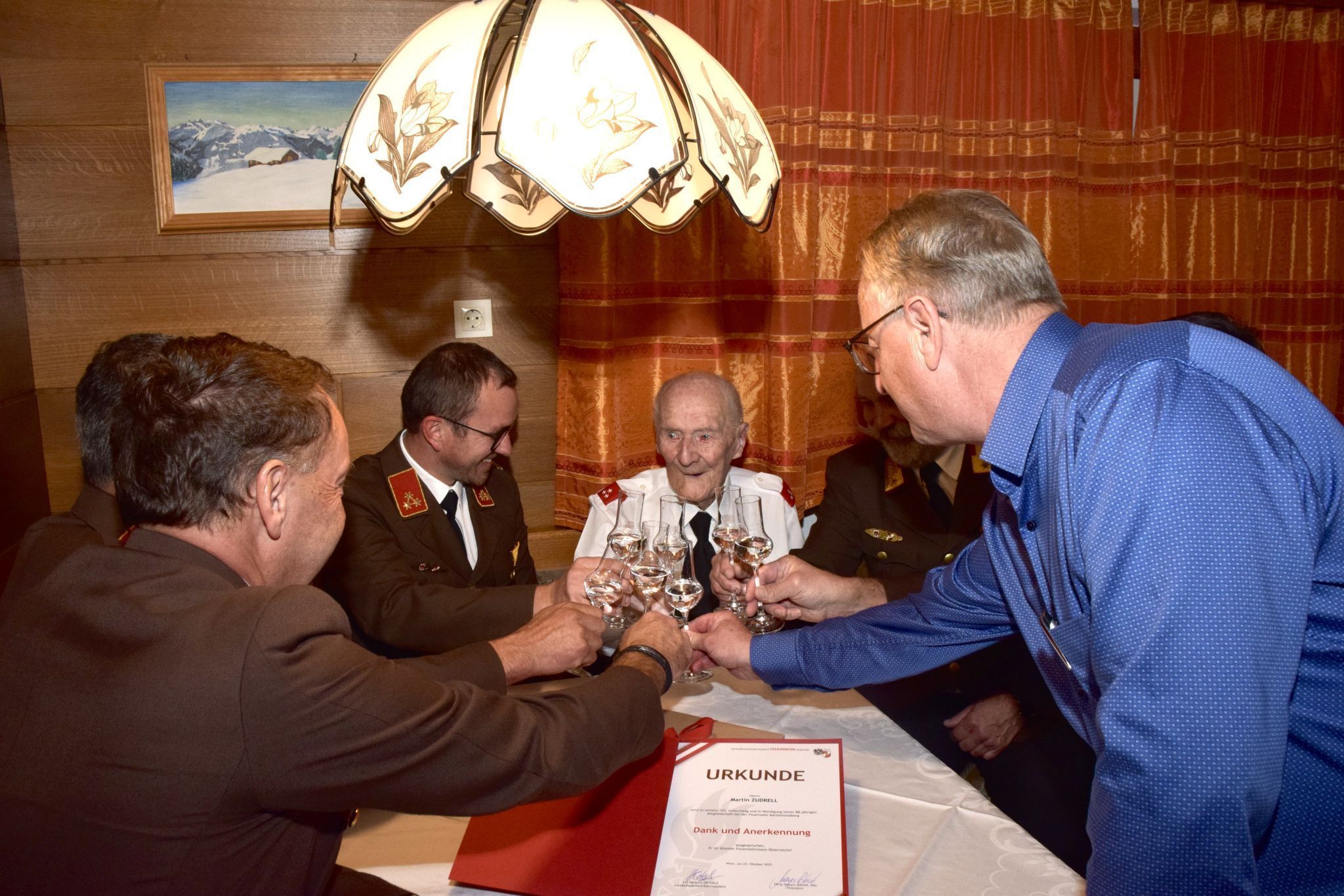 Eine fröhliche Runde anlässlich des hohen Geburtstages von Martin Zudrell.