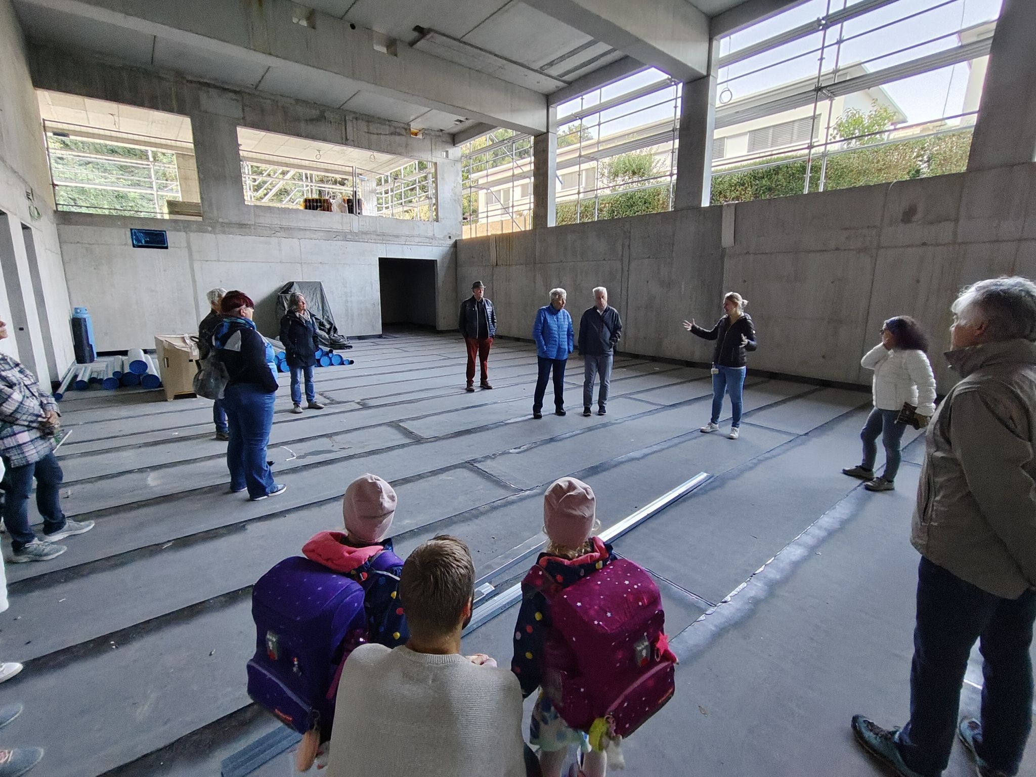 Die neue Kleinsportturnhalle mit Umkleiden bietet Raum für Sport, Bewegung und ganztägige Betreuung.
