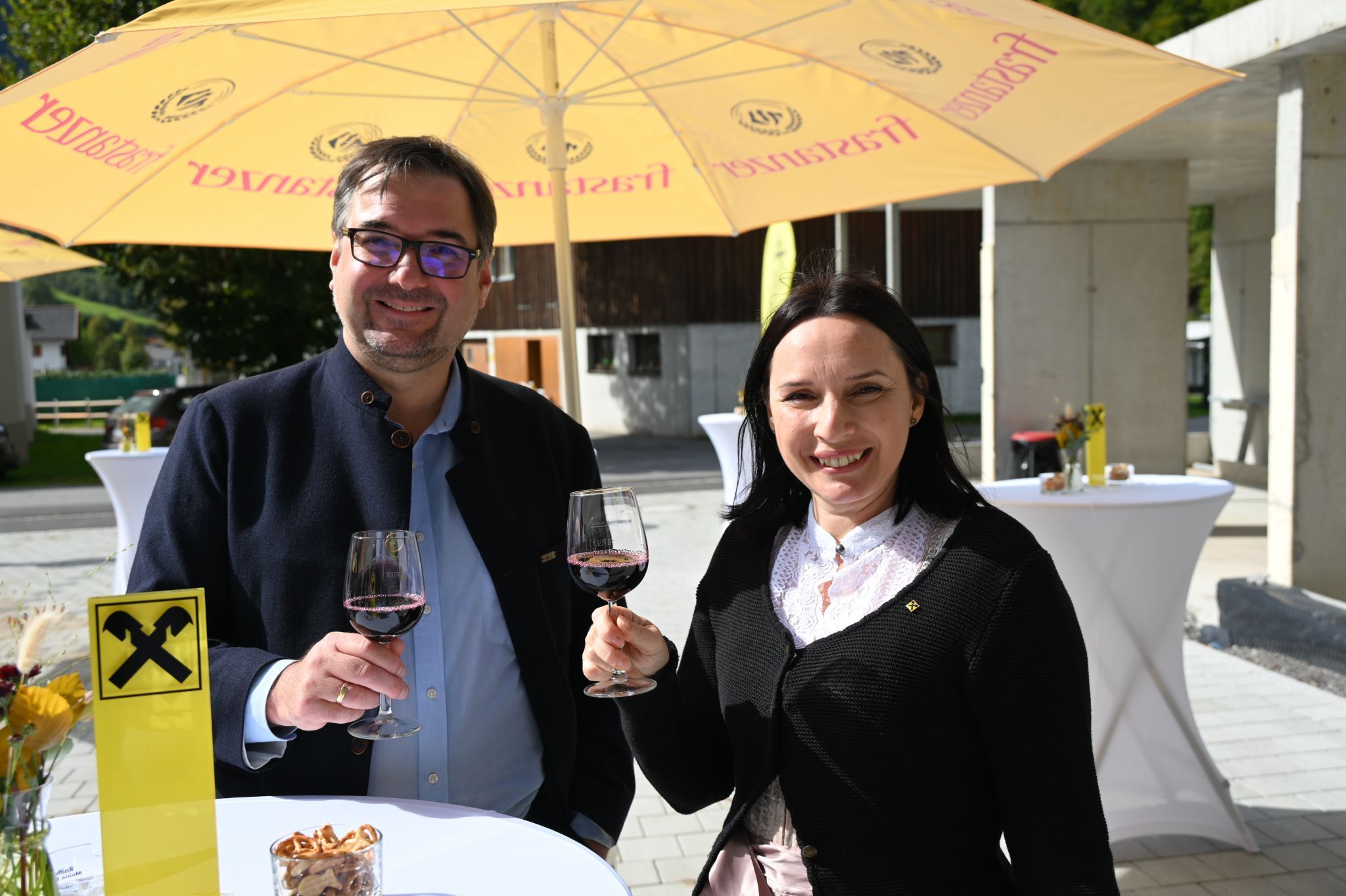 Christof Thöny und Oana-Nicoleta Floca (Raiba Marketing) bei der Eröffnung.