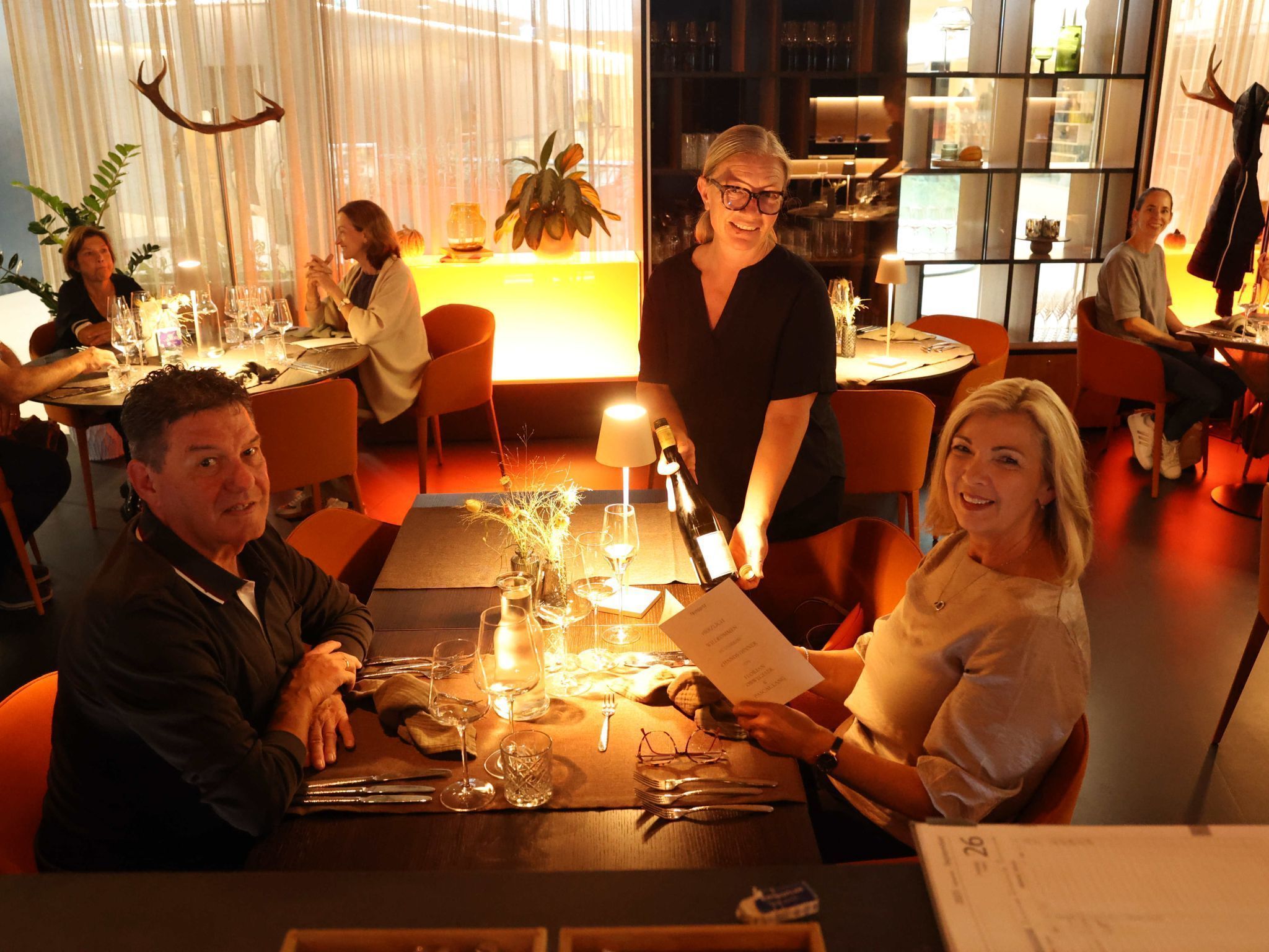 Sanddra Bachmann versorgt Markus und Cornelia Lang mit Wein.