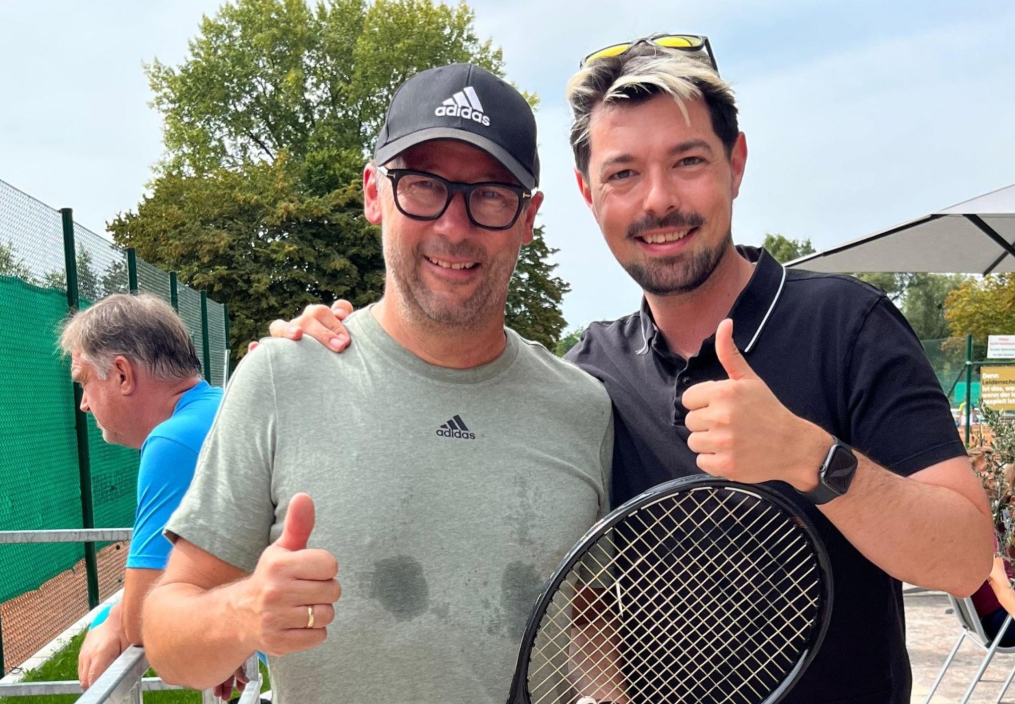 Stadtrat Michael Felder (re.) nahm nicht nur die Siegerehrung vor, er schlug auch beim Tennisturnier auf.   