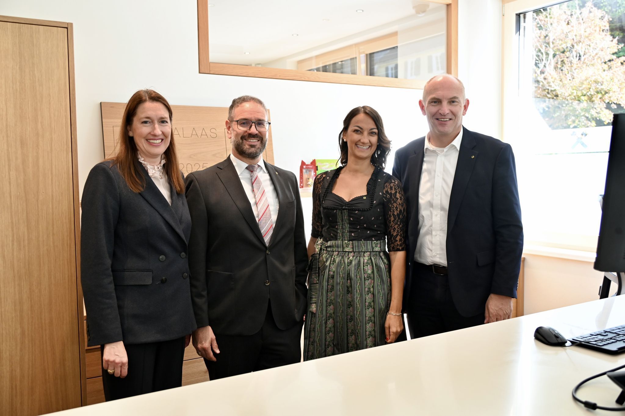Bankstellenleiter Michael Pisoni und Melanie Bendl freuen sich mit Elisabeth Strassmair und Stefan Wachter über die modernen Räumlichkeiten.