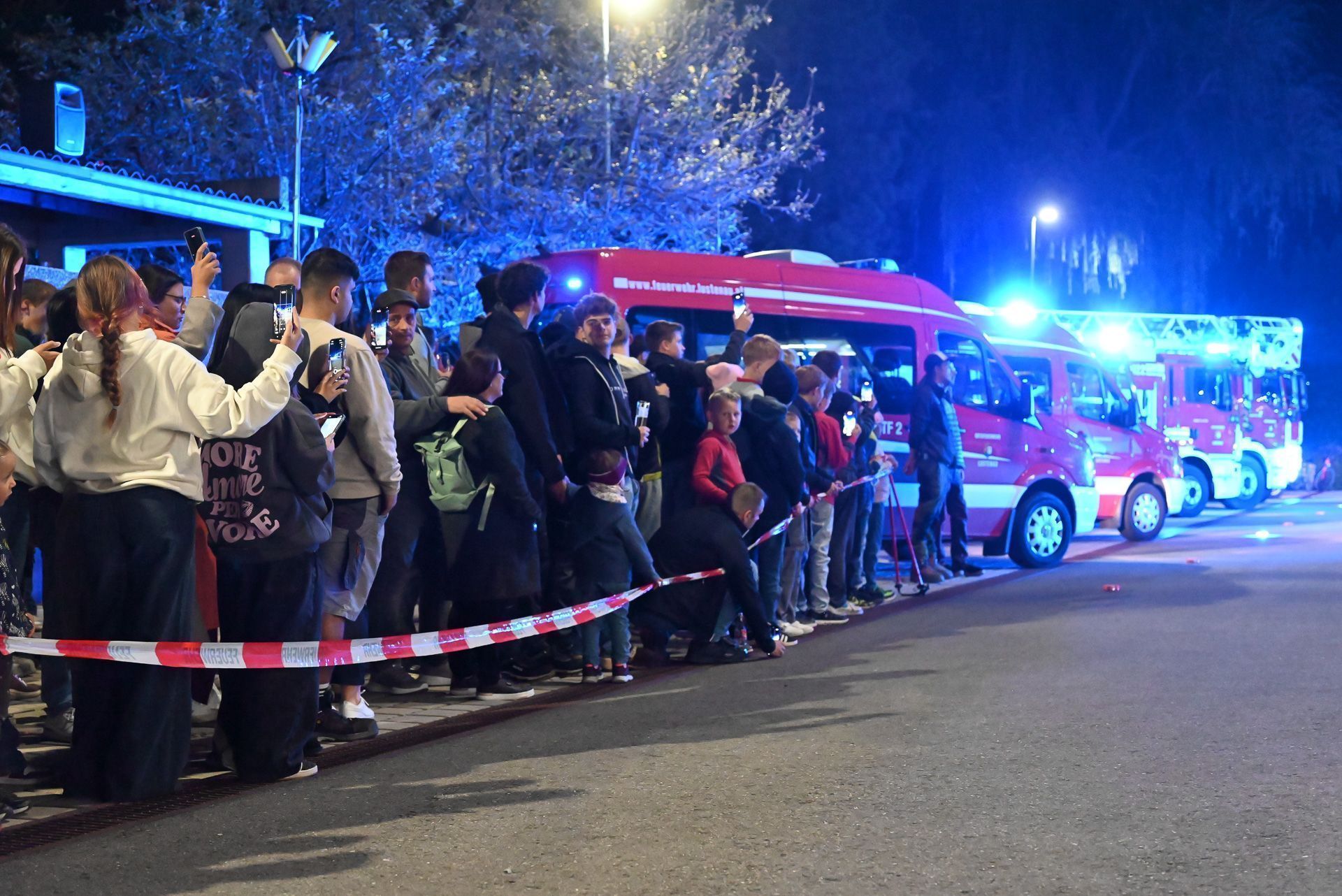 Gespannt verfolgten viele Zuseher diesen für die Feuerwehr historischen Moment.