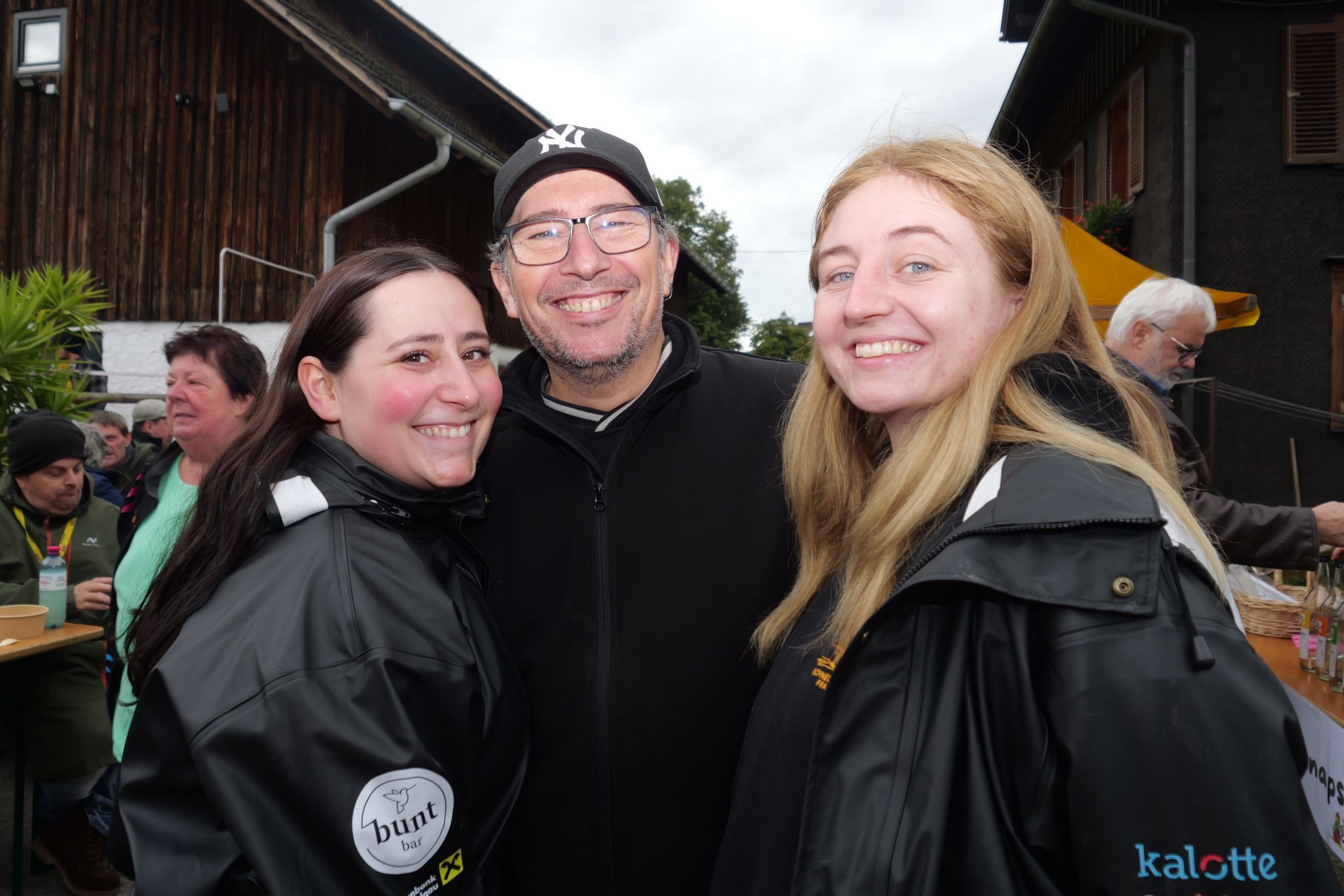 Vanessa und Lina vom Organisationsteam mit Schneggahüsler Obmann Jürgen Lederle.
