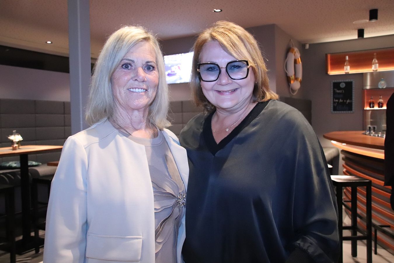 Mariette Eisendle (Gildenballkomitee) und Gabi Narat (Spannrahmen, Hard).