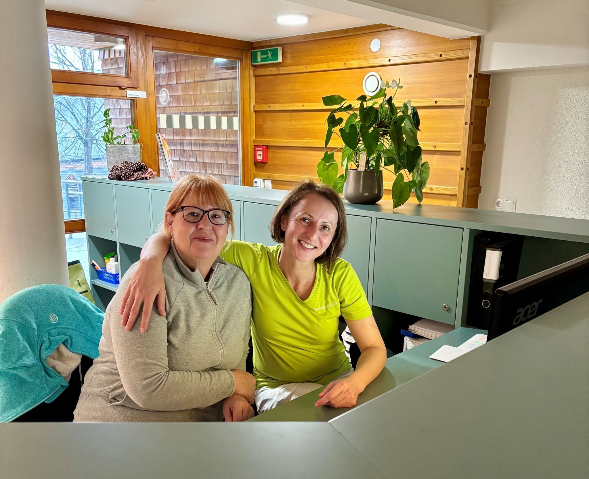 Die zwei Mitarbeiterinnen vom Vorderlandhus kümmern sich um die Anliegen der Bewohner. privat
