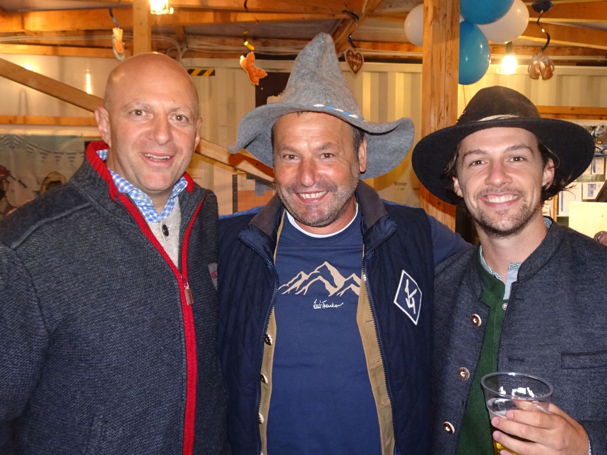 Ingo Hagspiel, Admira-Trainer Herwig Klocker und Matthias Wehinger feierten ein gelungenes Oktoberfest im Forach. 