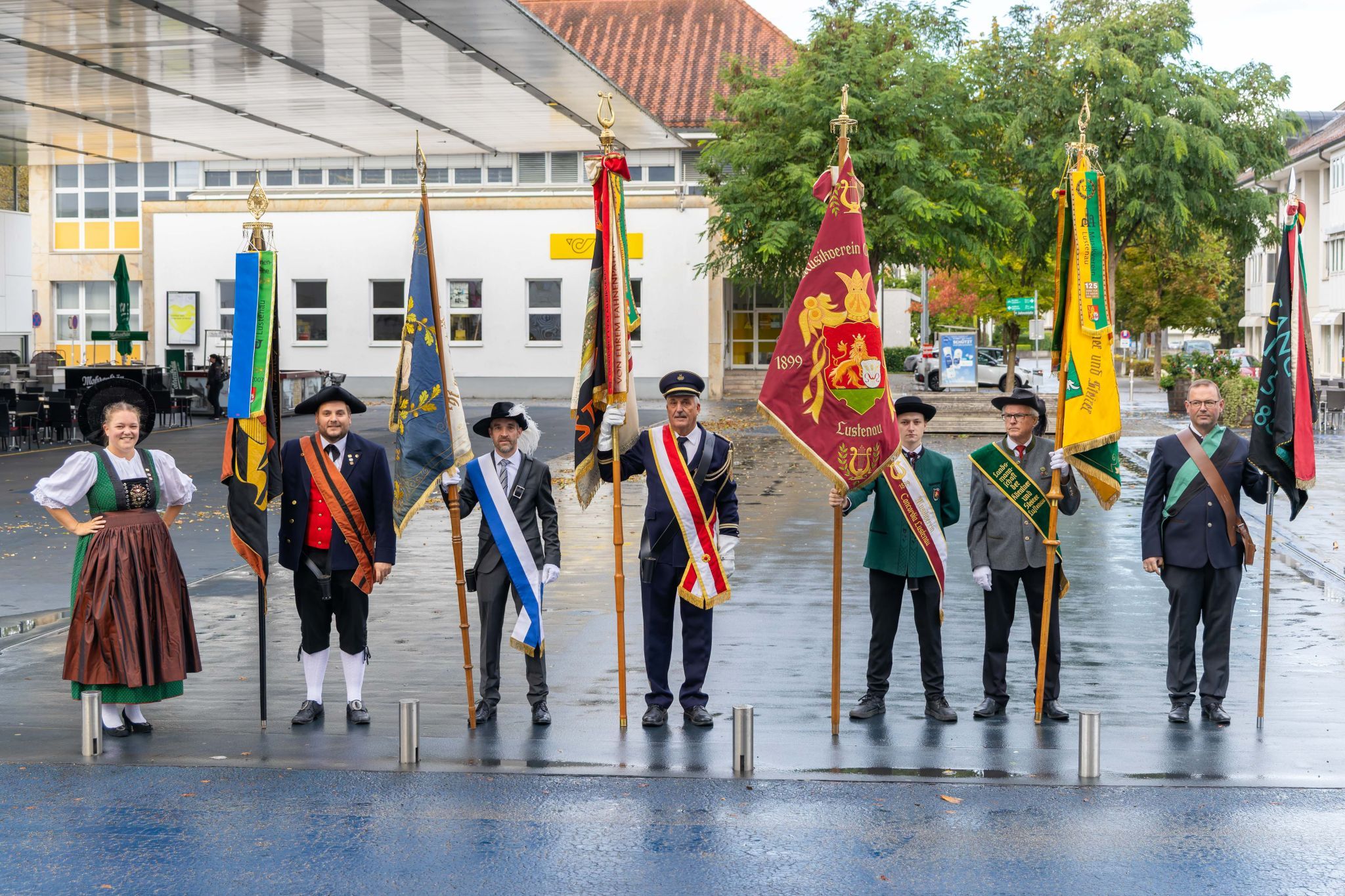 Fahnenauszug bis zum Reichshofsaal, wo im Anschluss gebührend gefeiert wurde. (Foto: Gerhard Pließnig)
