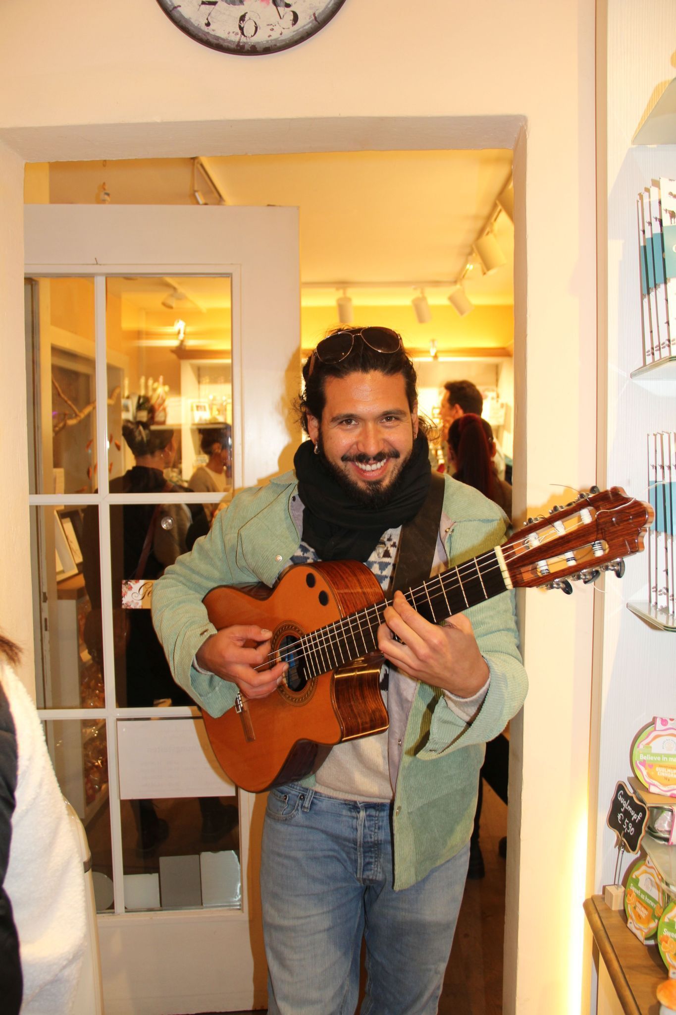 Mathias Collantes unterhielt die Gäste mit seiner Gitarre