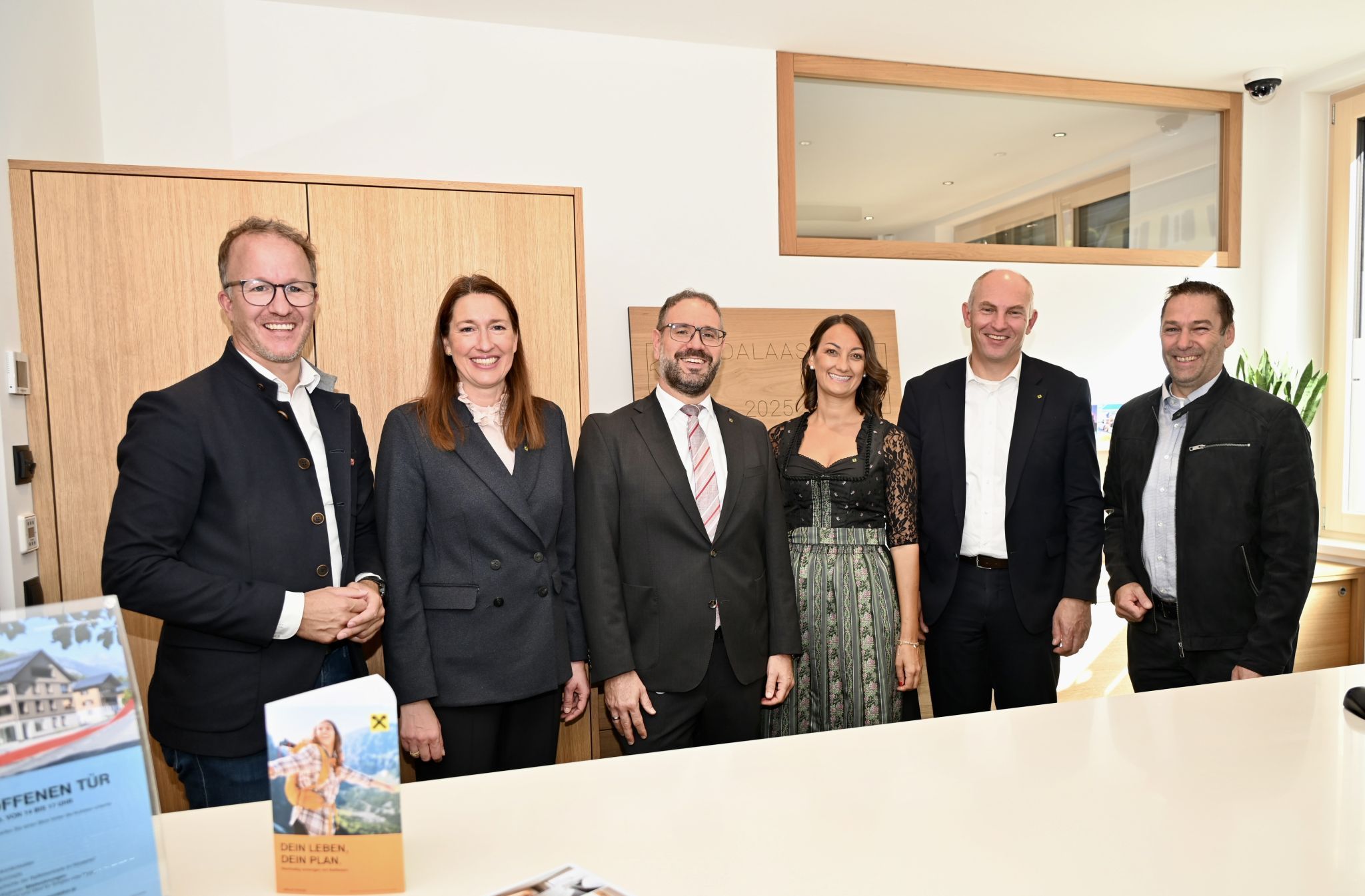 Moderne neue Räumlichkeiten - LR Christian Gantner, Elisabeth Strassmair, Michael Pisoni, Melanie Bendl, Stefan Wachter und Bgm. Martin Burtscher freuen sich.